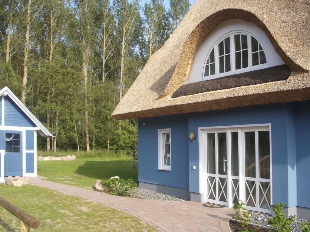Feriehus Komfort Ferienhaus mit Sauna und Kamin, auf großem Waldgrundstück, in absoluter Glowe (3)