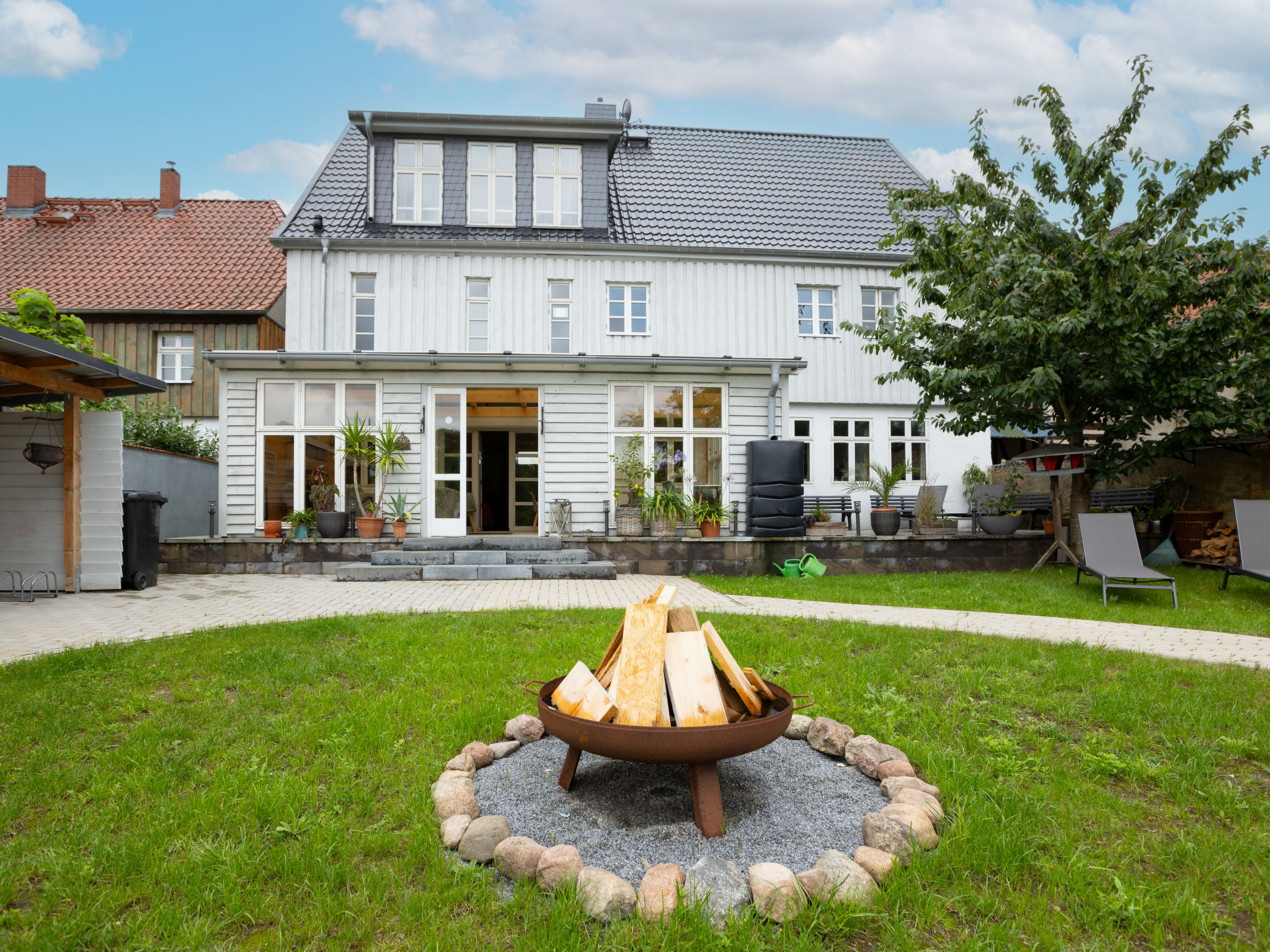 "Das königliche Quartier", appartement 8-kamers 180 m2 op 2 verdiepingen. Het objekt is geschikt voor 8 volwassenen. Licht, gedeeltelijk gerenoveerd, rustiek en gezellig ingericht: Bovenverdieping: w..