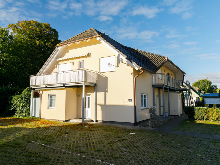 "Abt", appartement 2-kamers 40 m2, op de begane grond. Het objekt is geschikt voor 2 volwassenen + 1 kinderen. Doelmatig en gezellig ingericht: woon-/eetkamer met 1 divanbed en Kabel-TV (Flatscreen TV..