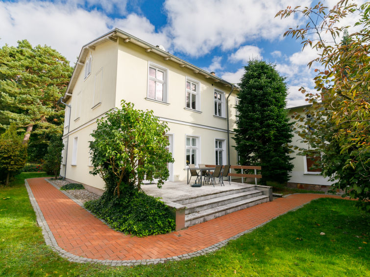 "Hortensie", appartement 4-kamers 115 m2, op de begane grond. Smaakvol en gezellig ingericht: woonkamer met zwedenkachel en Sat-TV (Flatscreen TV), radio. Eetkamer. Uitgang naar het terras. 2 kamers, ..