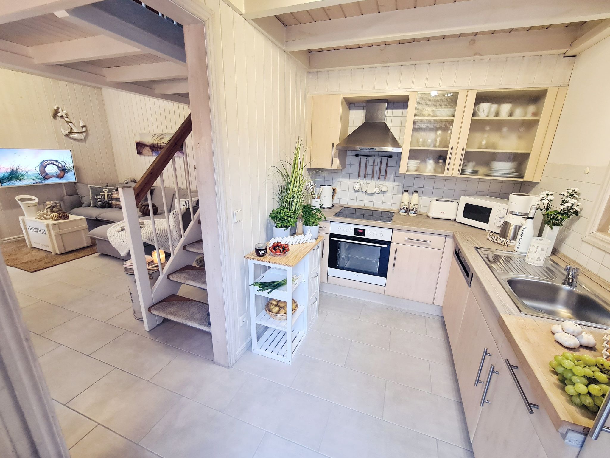 Mit Blick auf das Wasser-Drinnen