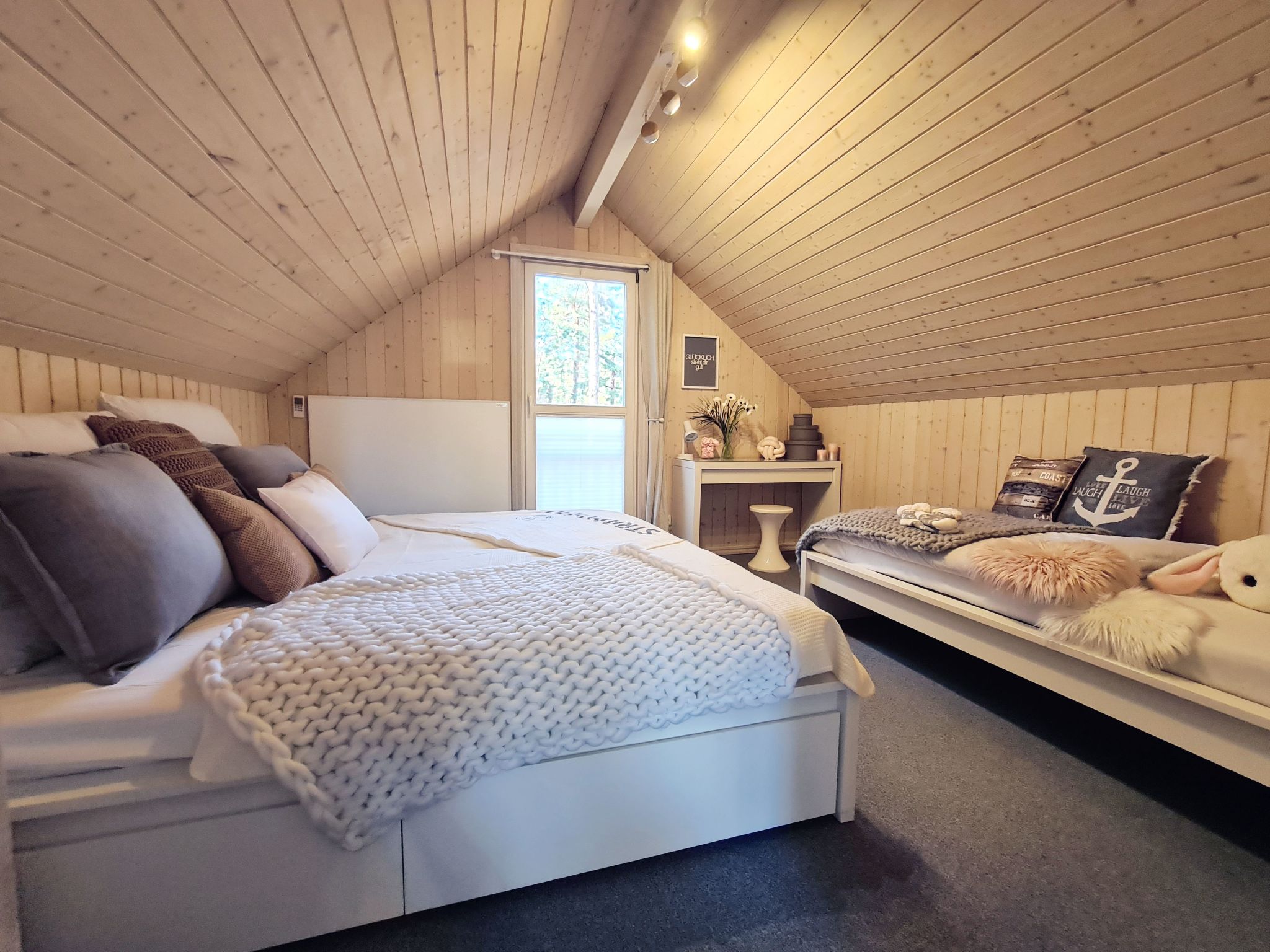 Mit Blick auf das Wasser-Drinnen