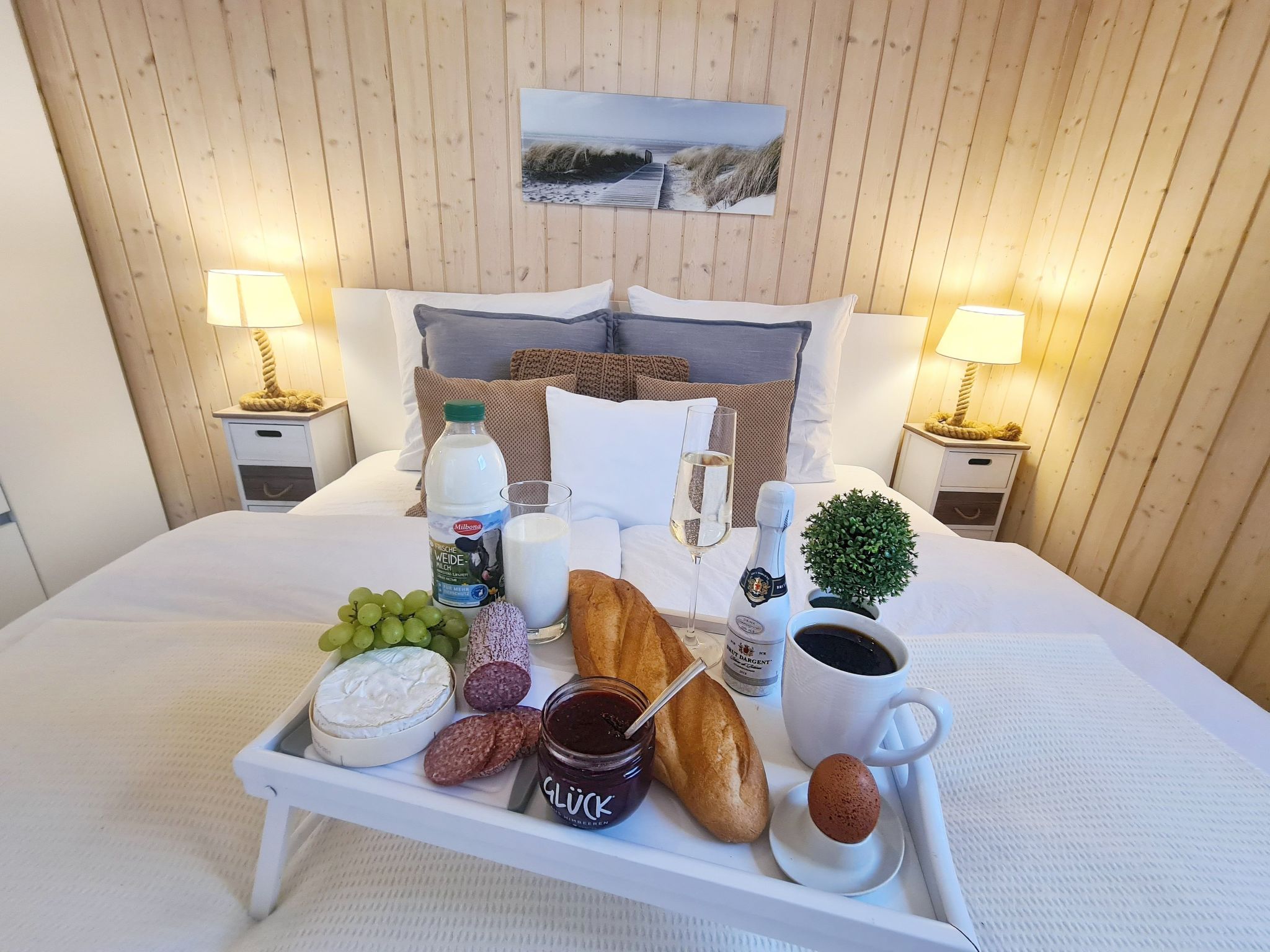 Mit Blick auf das Wasser-Drinnen