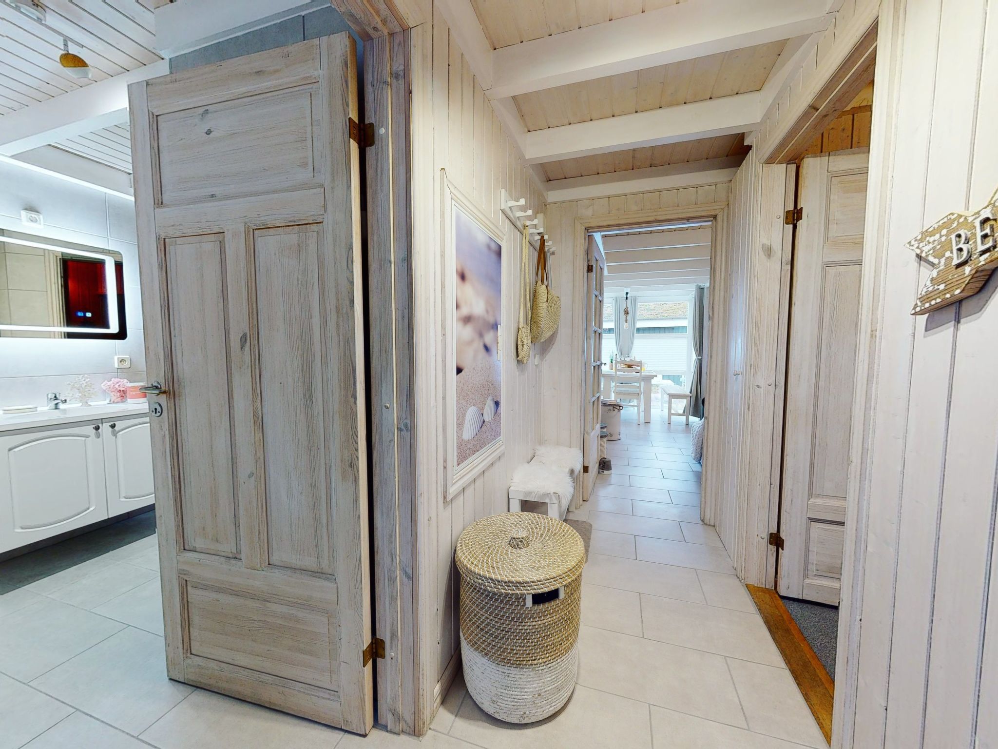 Mit Blick auf das Wasser-Drinnen