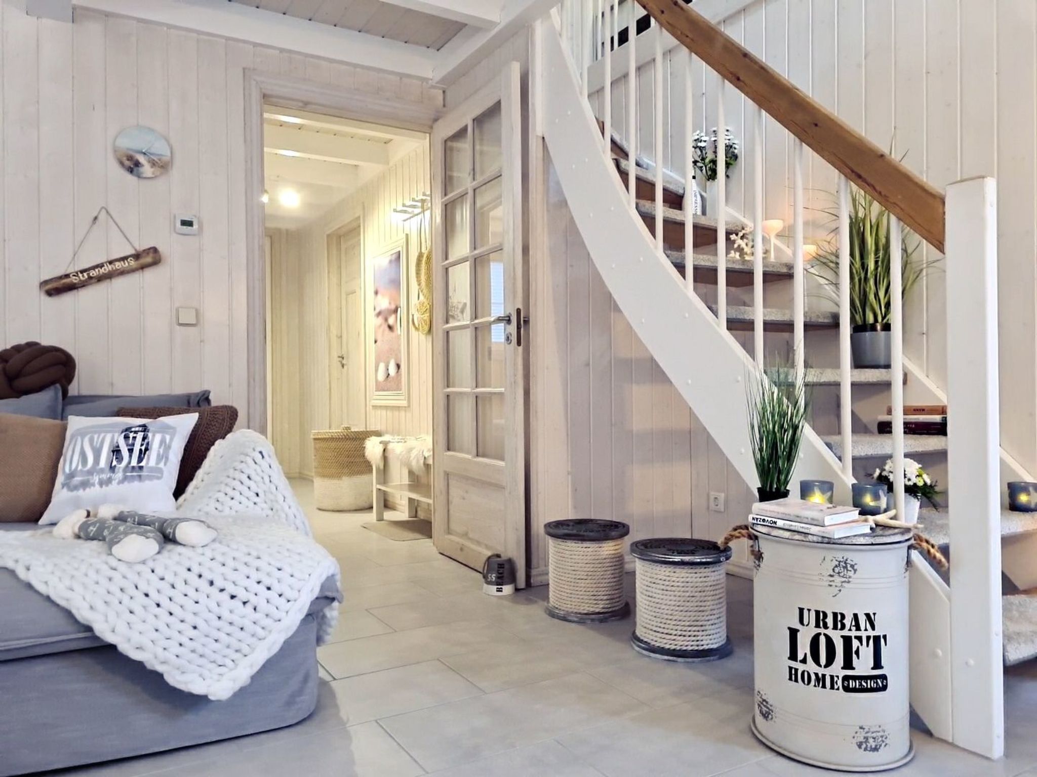 Mit Blick auf das Wasser-Drinnen