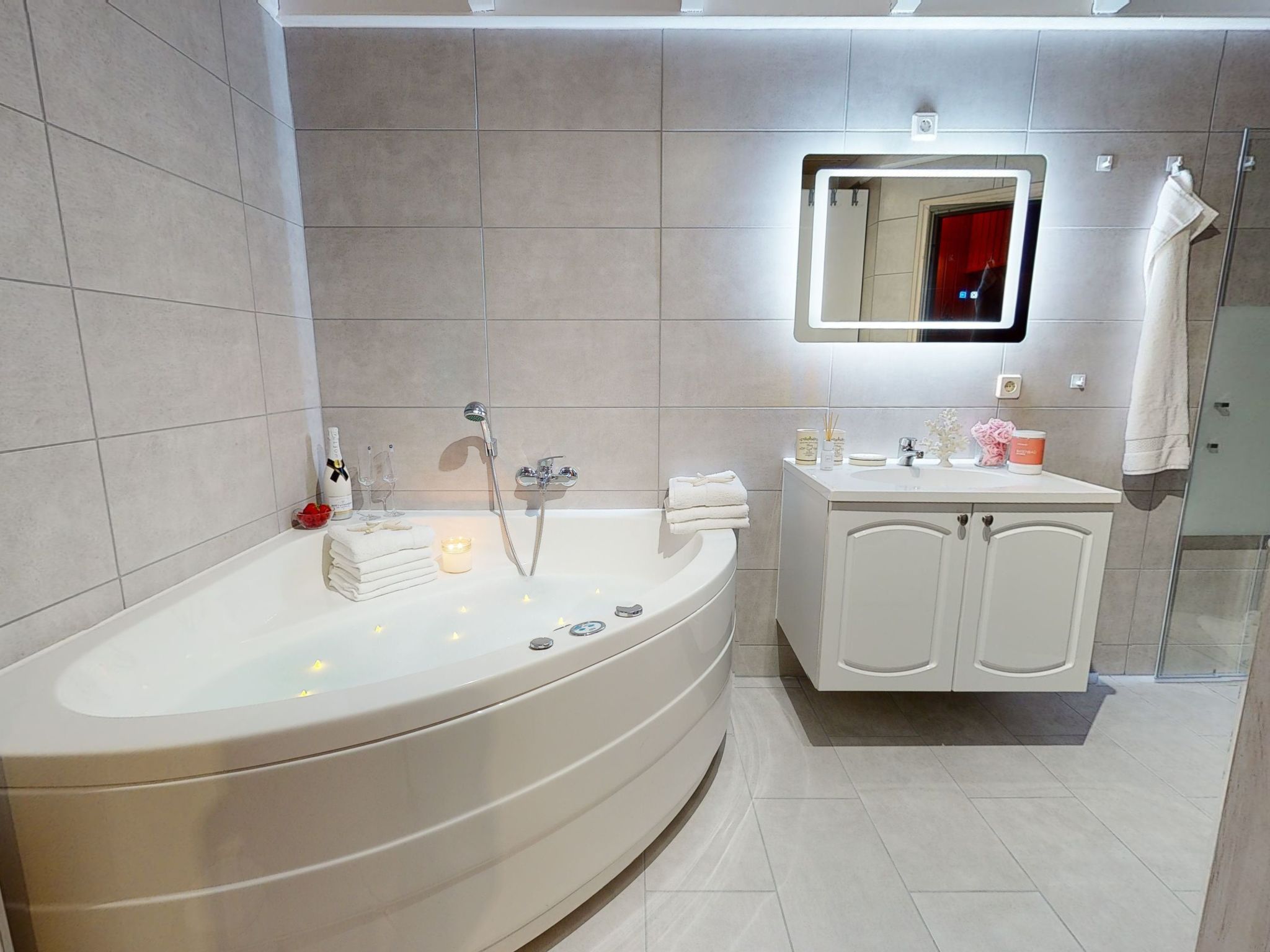 Mit Blick auf das Wasser-Drinnen