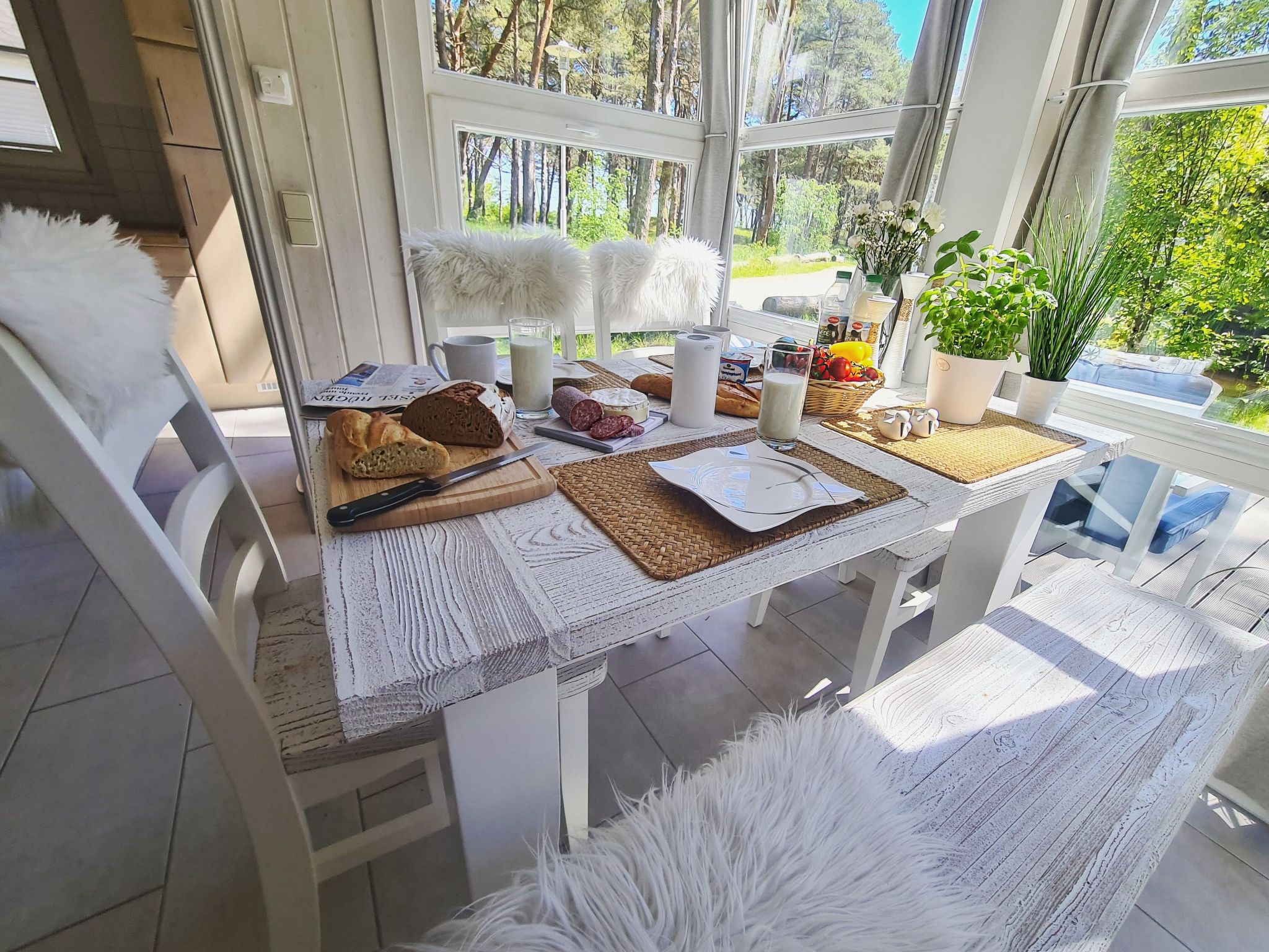 Mit Blick auf das Wasser-Drinnen