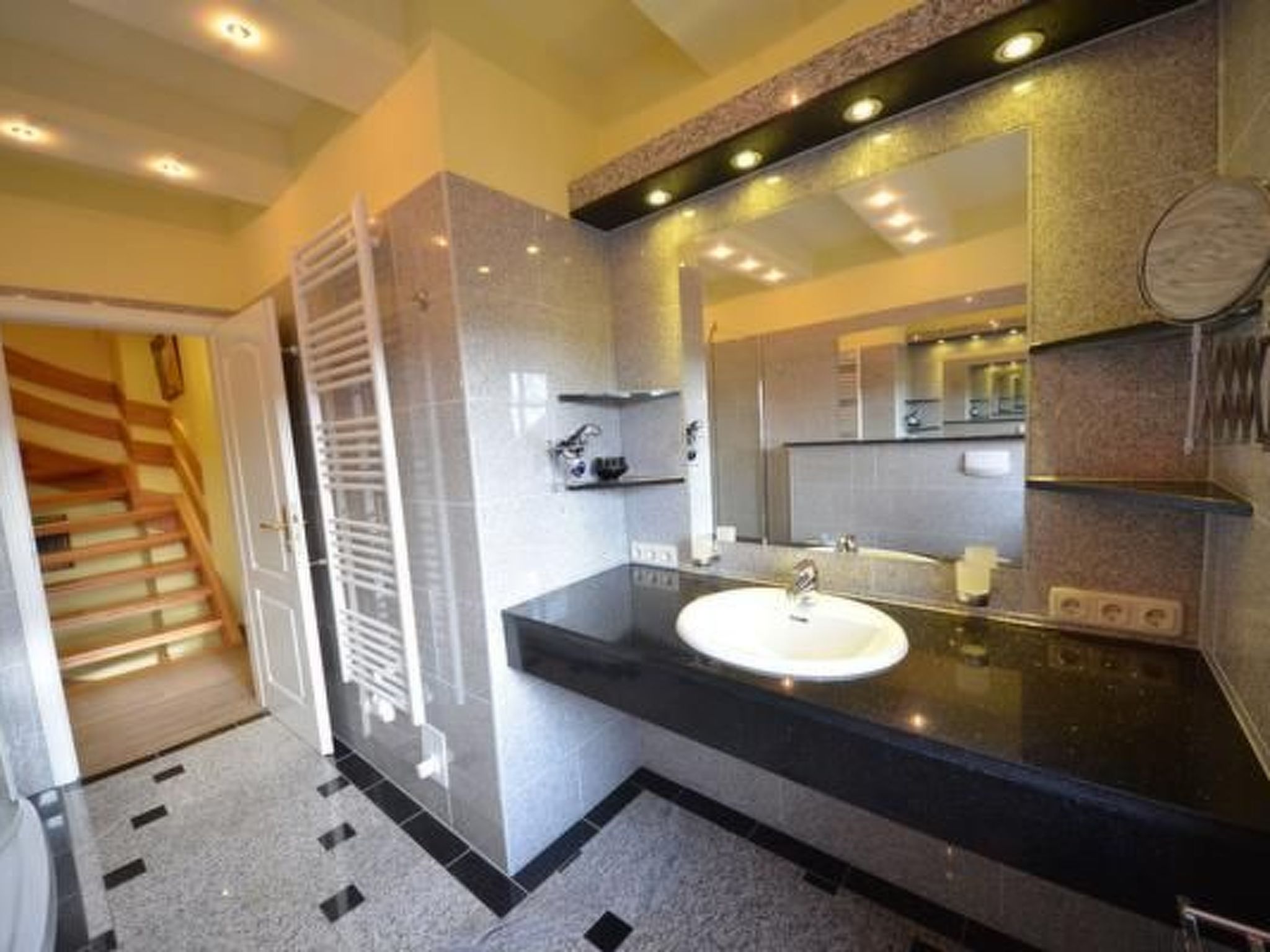 Bel Monte mit Garten und Terrasse-Binnen