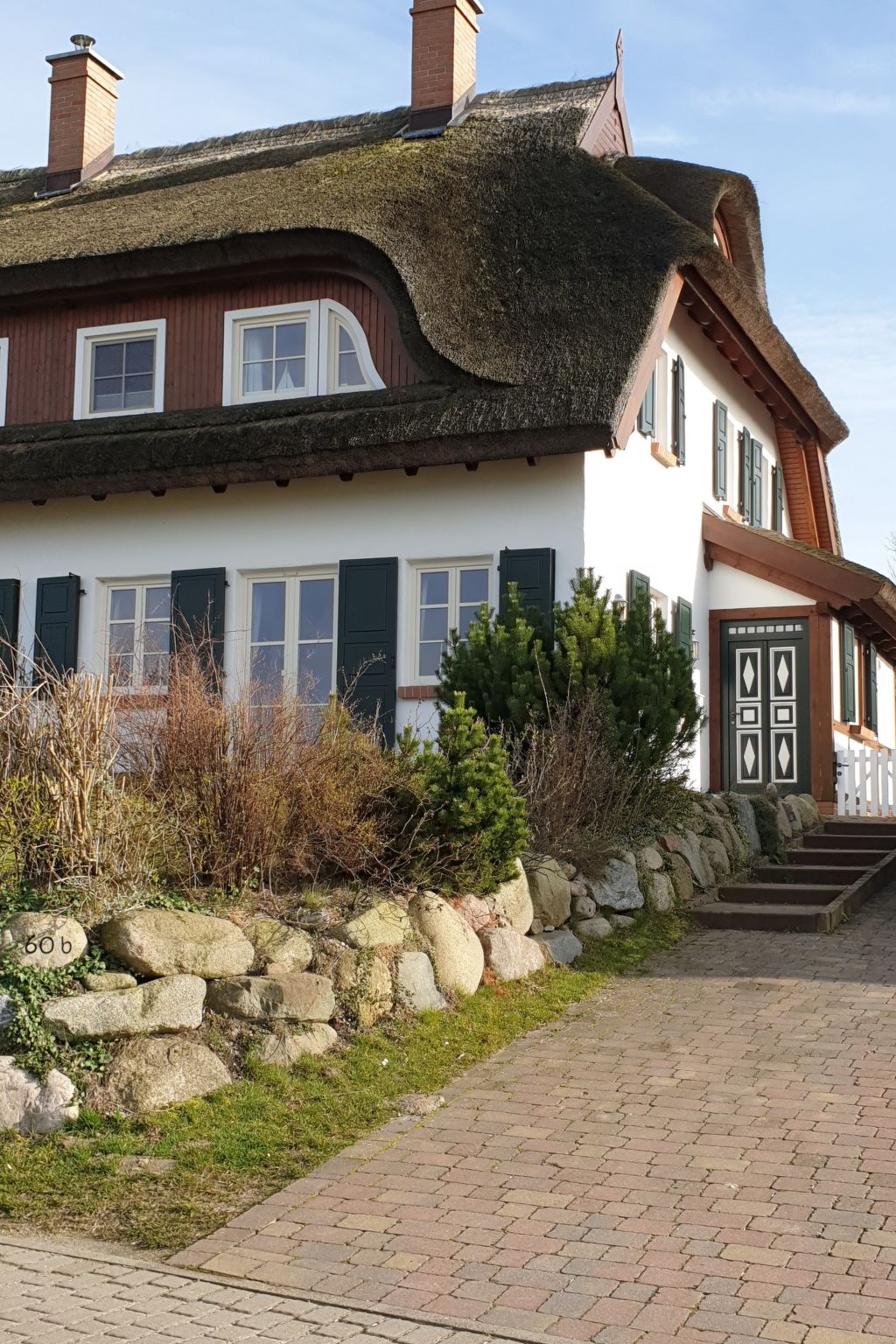 TRADITIONELLES REETDACHHAUS MIT SAUNA, KAMINOFEN UND PRIVATEM WASSERZUGANG