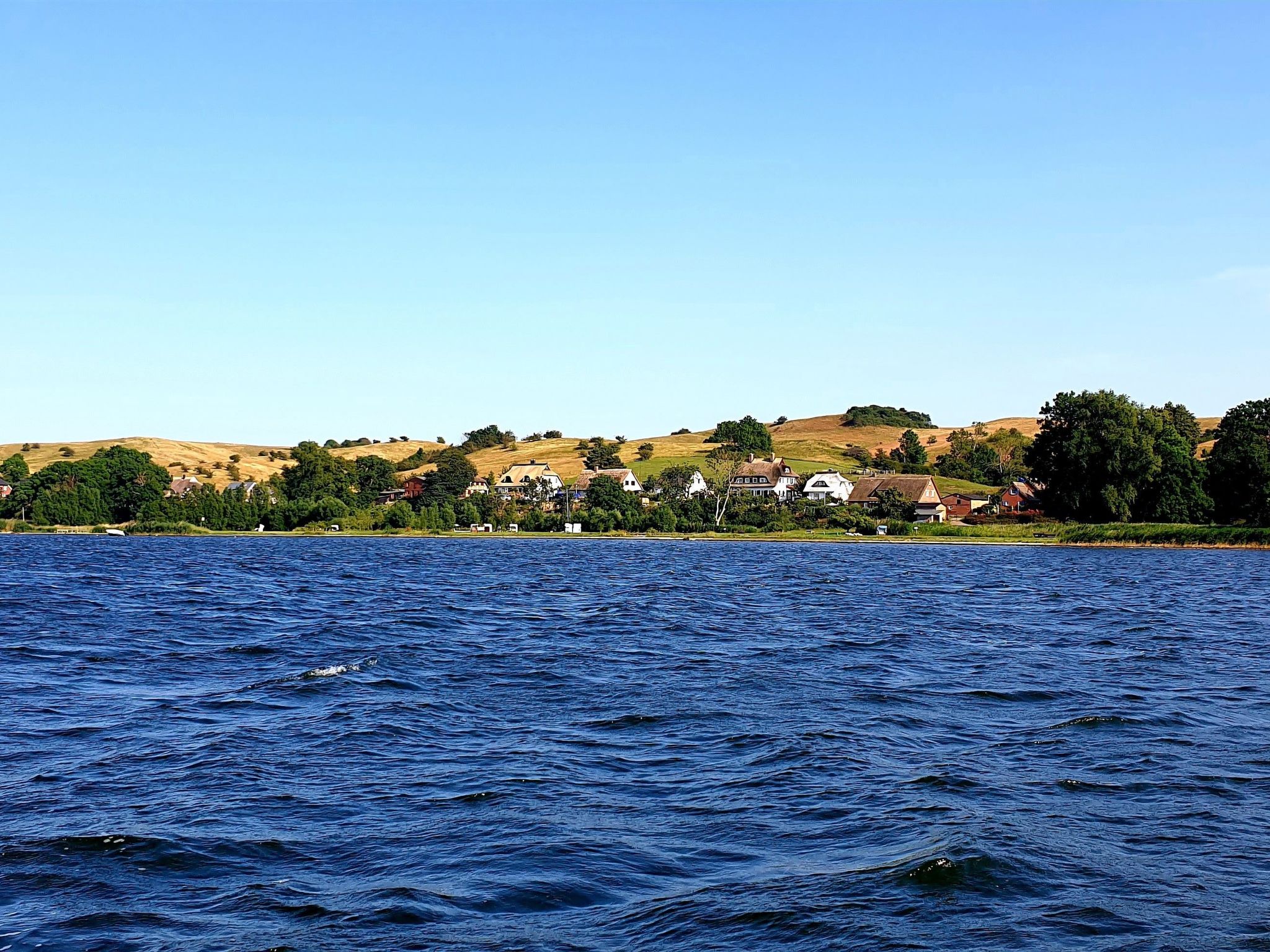 TRADITIONELLES REETDACHHAUS MIT SAUNA, KAMINOFEN UND PRIVATEM WASSERZUGANG-Image-tags.info