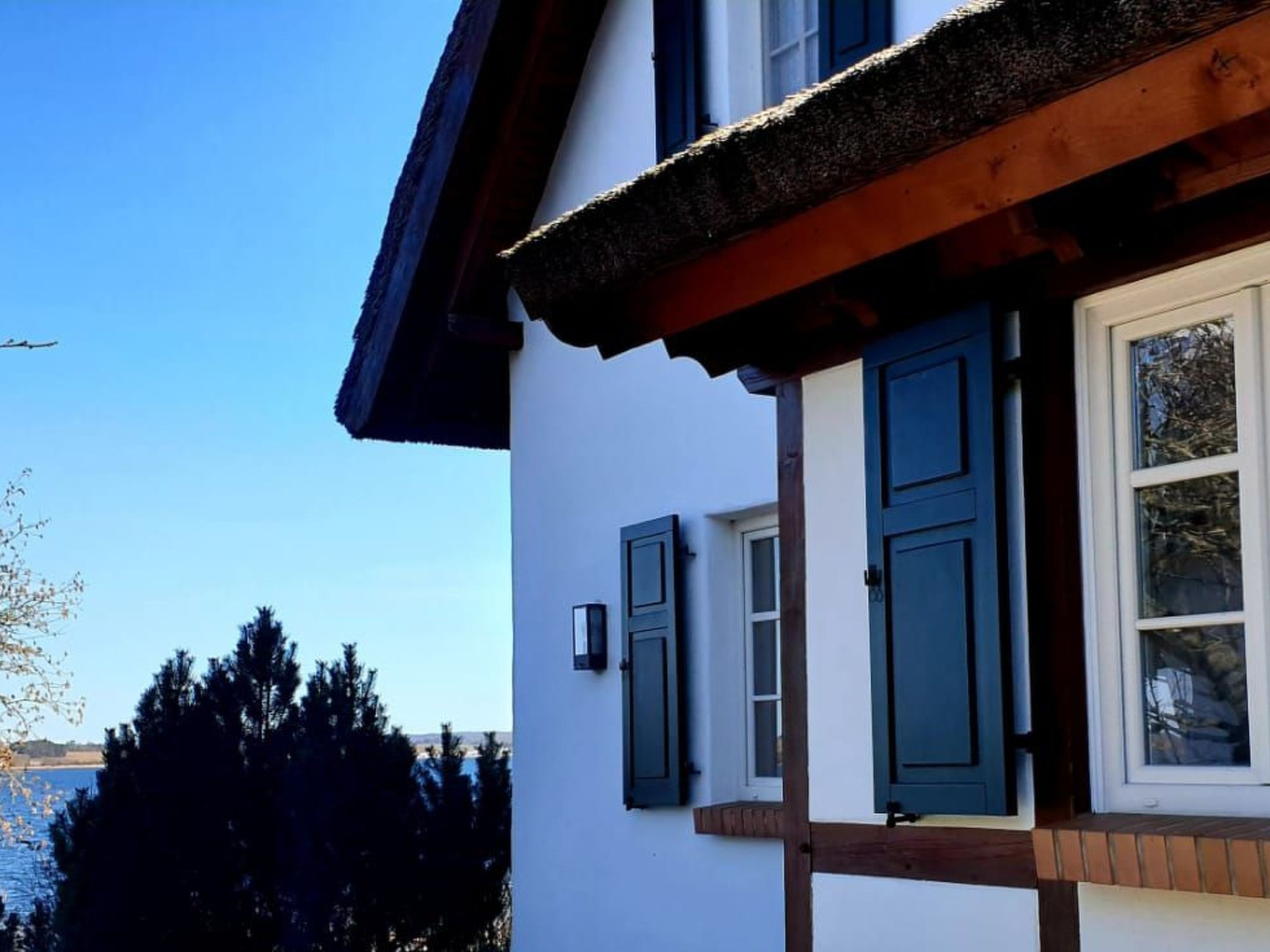 TRADITIONELLES REETDACHHAUS MIT SAUNA, KAMINOFEN UND PRIVATEM WASSERZUGANG-Image-tags.info