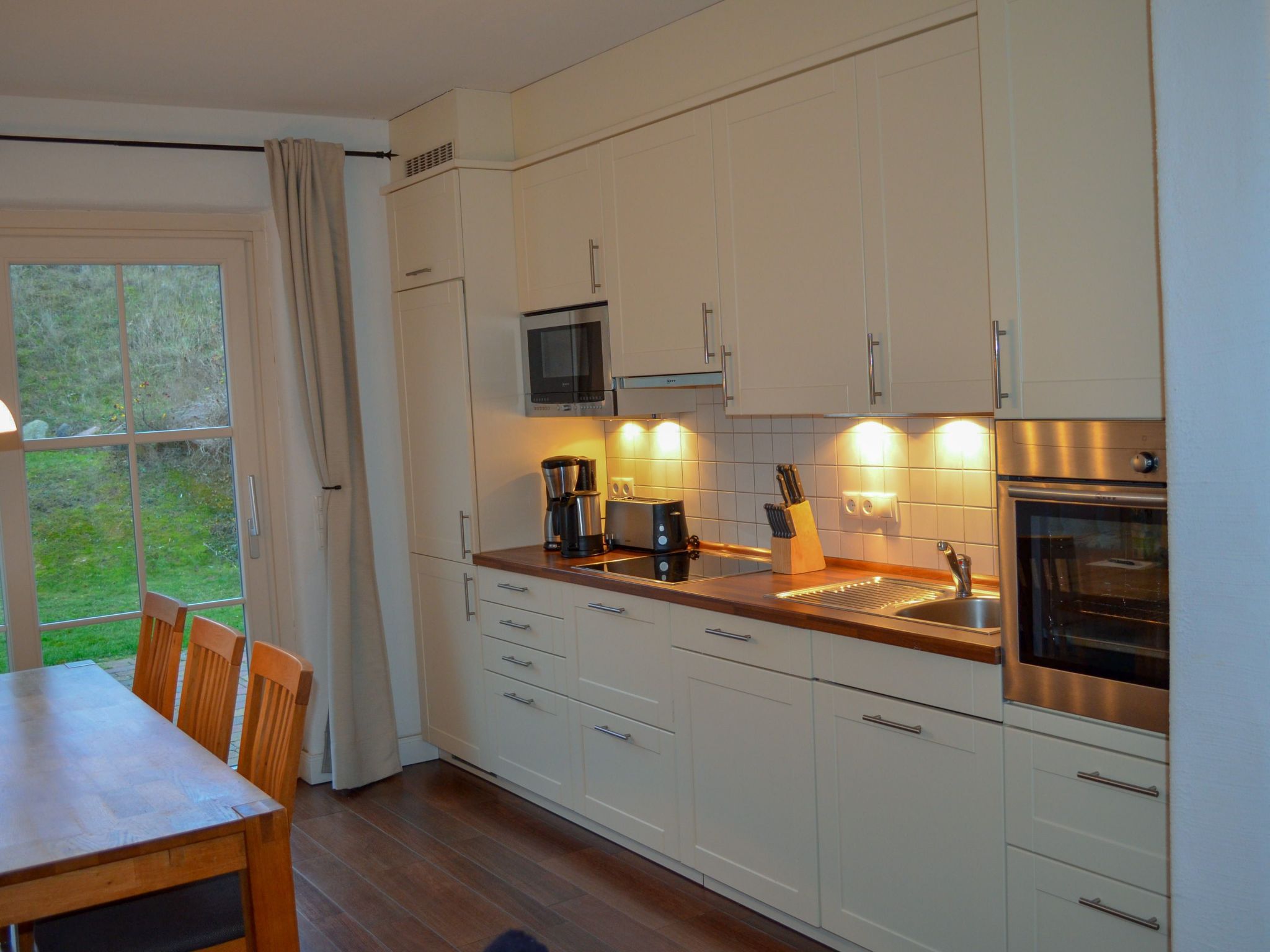 TRADITIONELLES REETDACHHAUS MIT SAUNA, KAMINOFEN UND PRIVATEM WASSERZUGANG-Image-tags.info