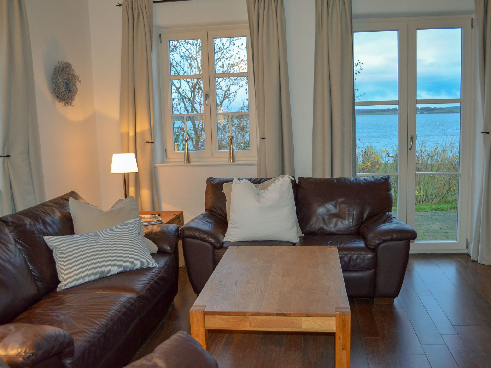 TRADITIONELLES REETDACHHAUS MIT SAUNA, KAMINOFEN UND PRIVATEM WASSERZUGANG-Image-tags.info