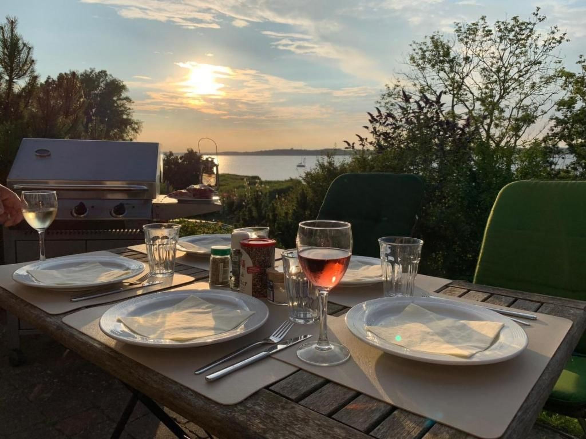 TRADITIONELLES REETDACHHAUS MIT SAUNA, KAMINOFEN UND PRIVATEM WASSERZUGANG-Image-tags.info