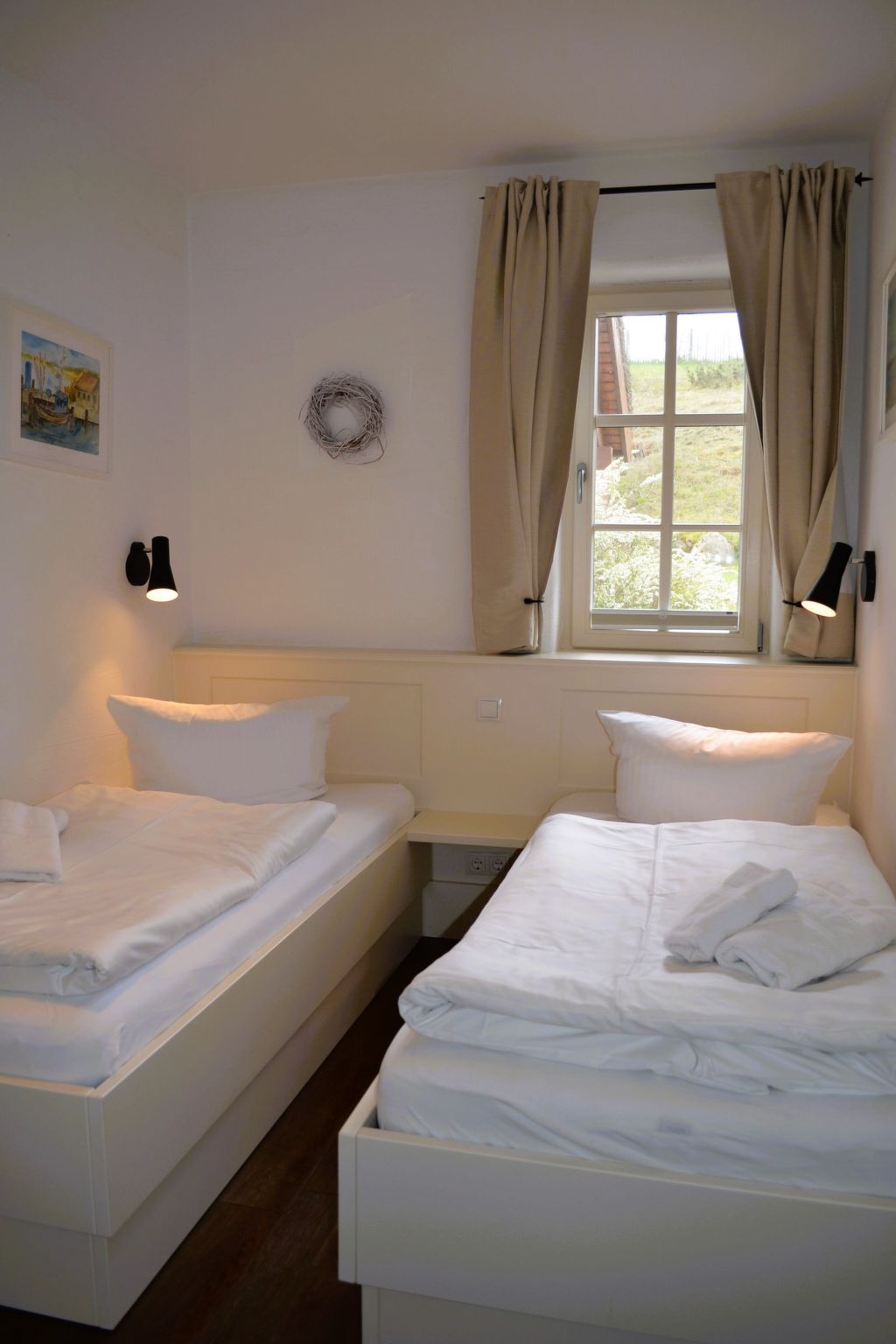 TRADITIONELLES REETDACHHAUS MIT SAUNA, KAMINOFEN UND PRIVATEM WASSERZUGANG-Image-tags.info