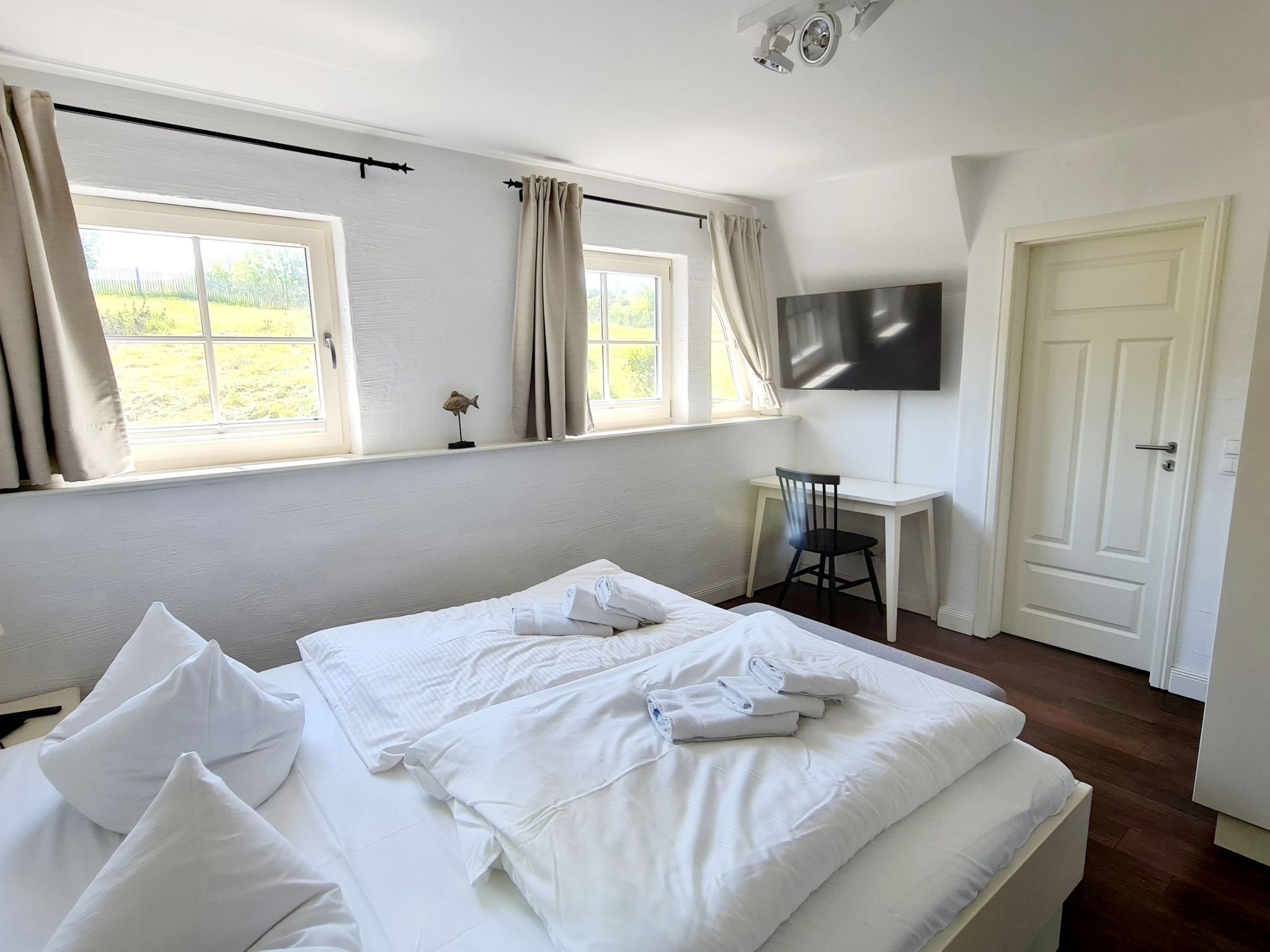 TRADITIONELLES REETDACHHAUS MIT SAUNA, KAMINOFEN UND PRIVATEM WASSERZUGANG-Image-tags.info