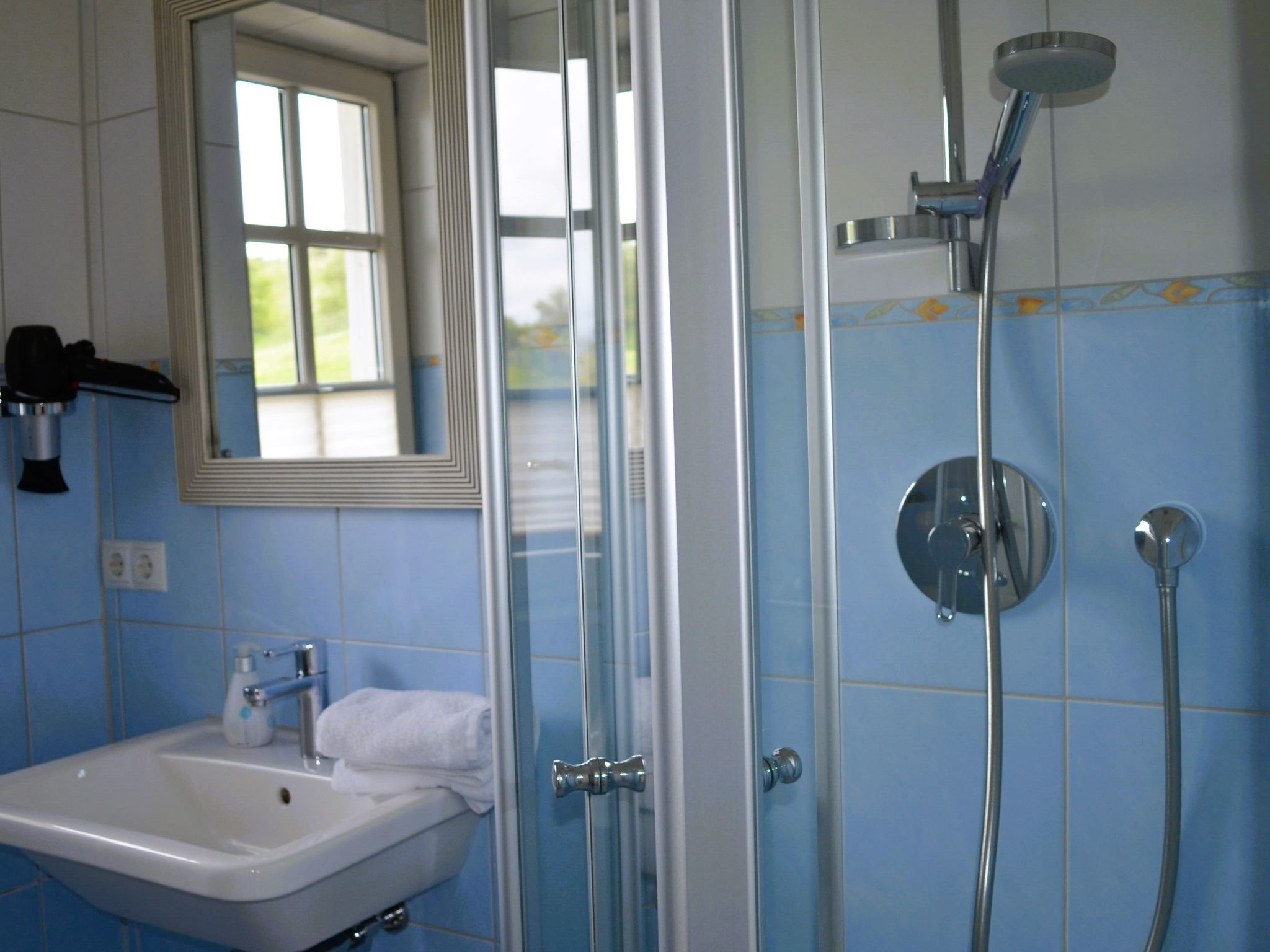 TRADITIONELLES REETDACHHAUS MIT SAUNA, KAMINOFEN UND PRIVATEM WASSERZUGANG-Image-tags.info