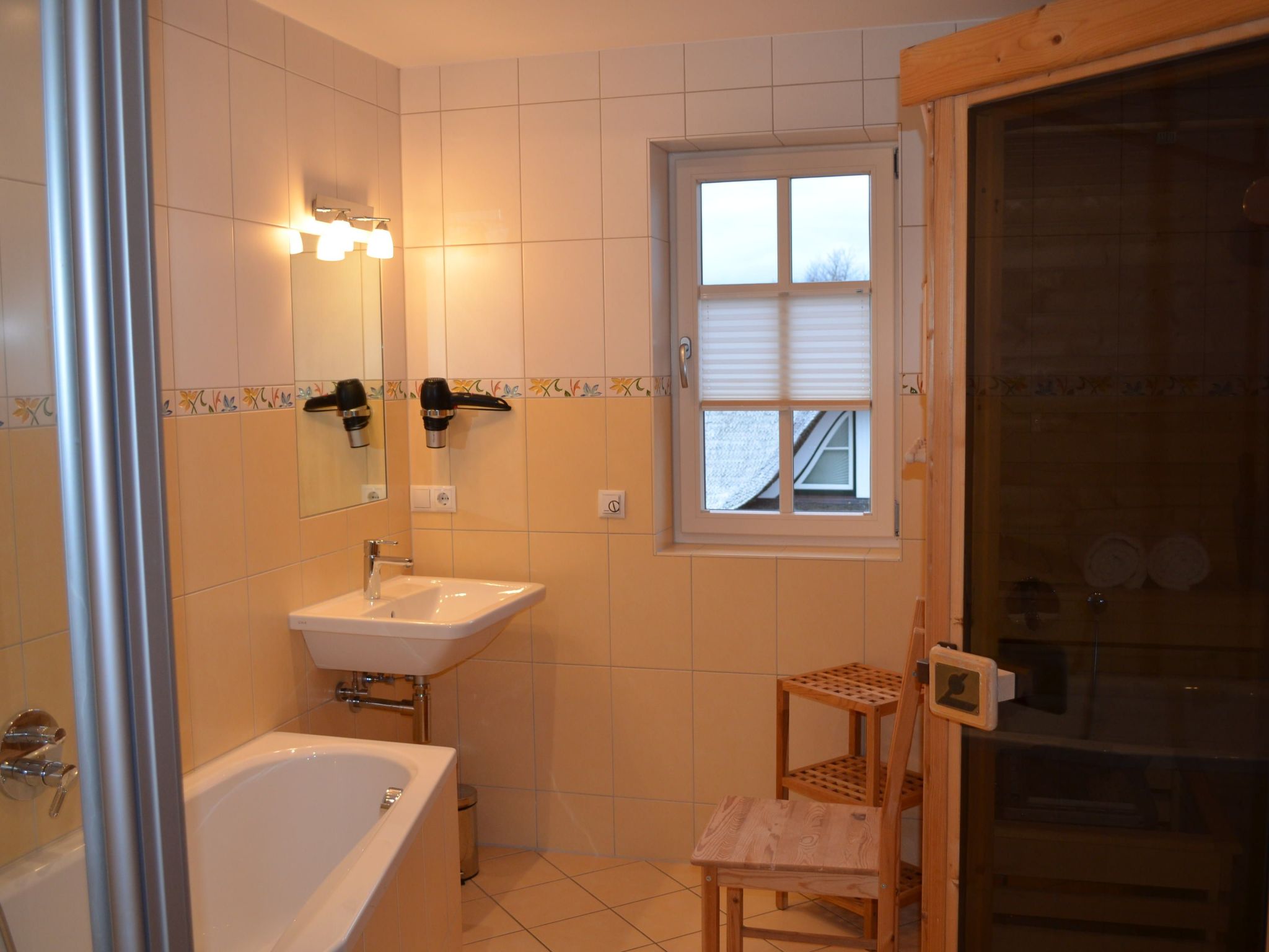 TRADITIONELLES REETDACHHAUS MIT SAUNA, KAMINOFEN UND PRIVATEM WASSERZUGANG-Image-tags.info