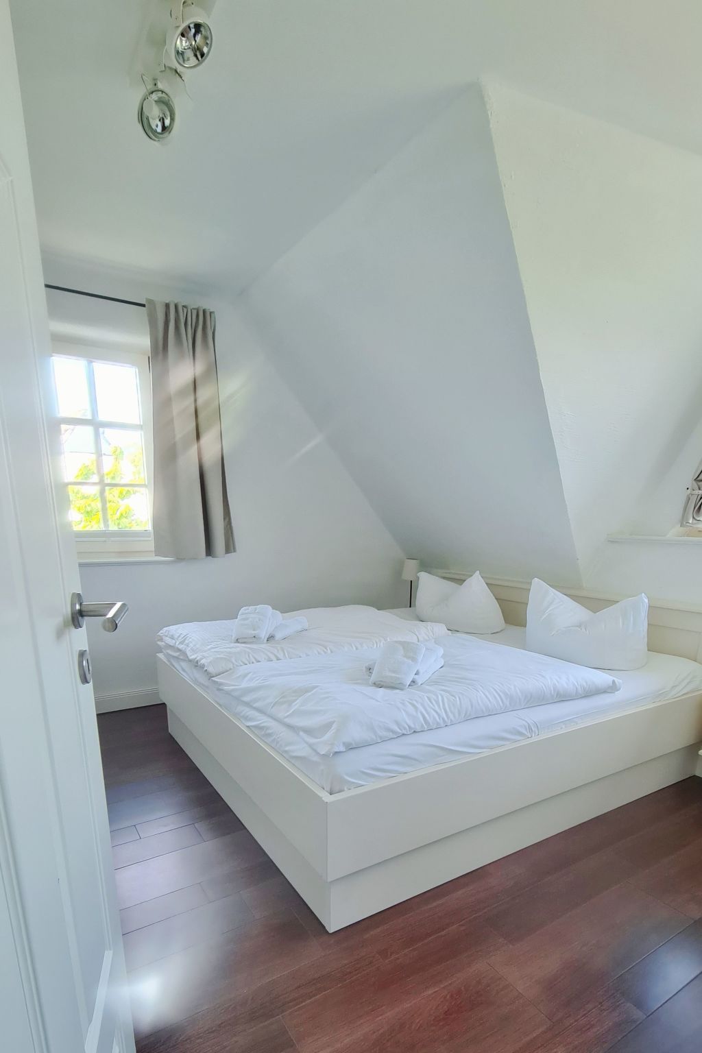 TRADITIONELLES REETDACHHAUS MIT SAUNA, KAMINOFEN UND PRIVATEM WASSERZUGANG-Image-tags.info