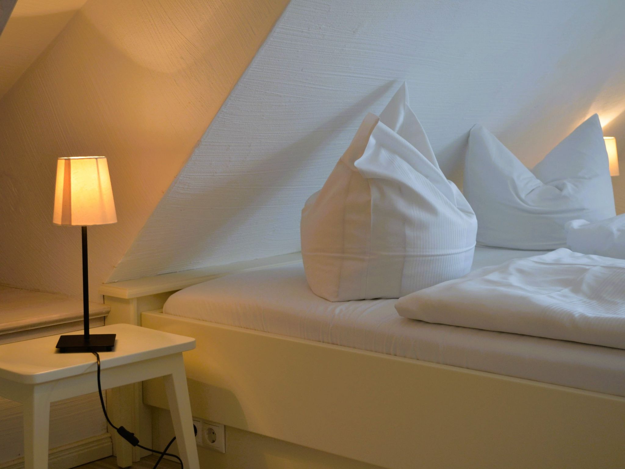 TRADITIONELLES REETDACHHAUS MIT SAUNA, KAMINOFEN UND PRIVATEM WASSERZUGANG-Image-tags.info