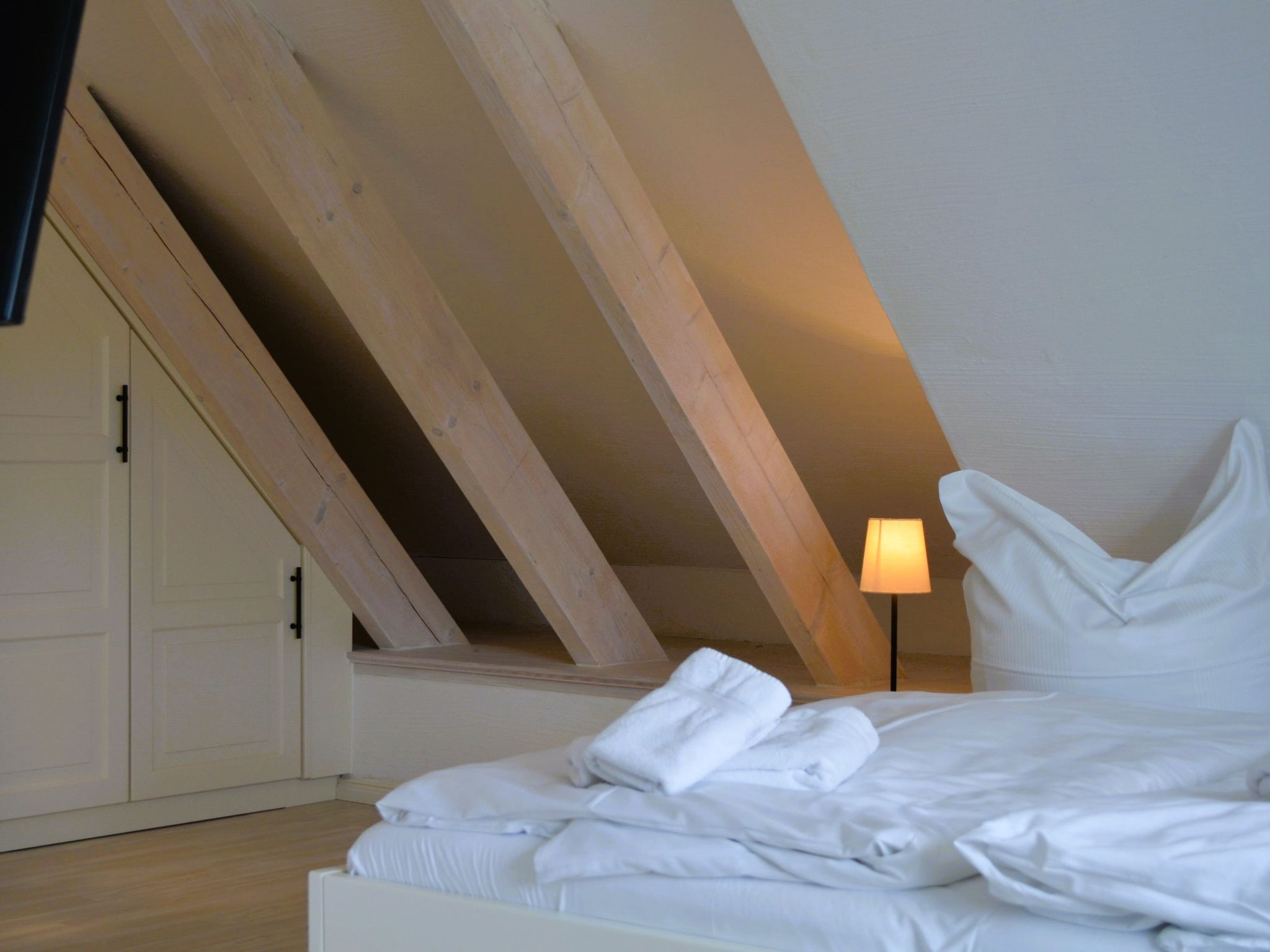 TRADITIONELLES REETDACHHAUS MIT SAUNA, KAMINOFEN UND PRIVATEM WASSERZUGANG-Image-tags.info