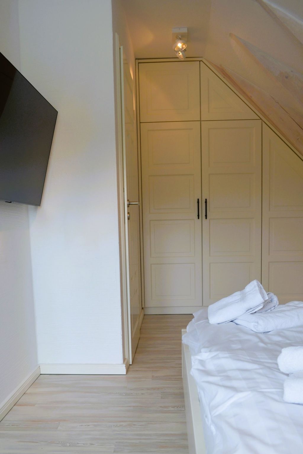 TRADITIONELLES REETDACHHAUS MIT SAUNA, KAMINOFEN UND PRIVATEM WASSERZUGANG-Image-tags.info