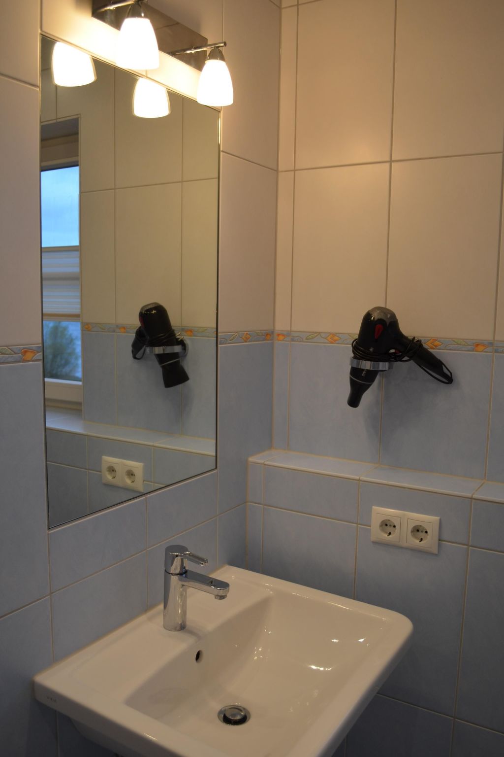 TRADITIONELLES REETDACHHAUS MIT SAUNA, KAMINOFEN UND PRIVATEM WASSERZUGANG-Image-tags.info