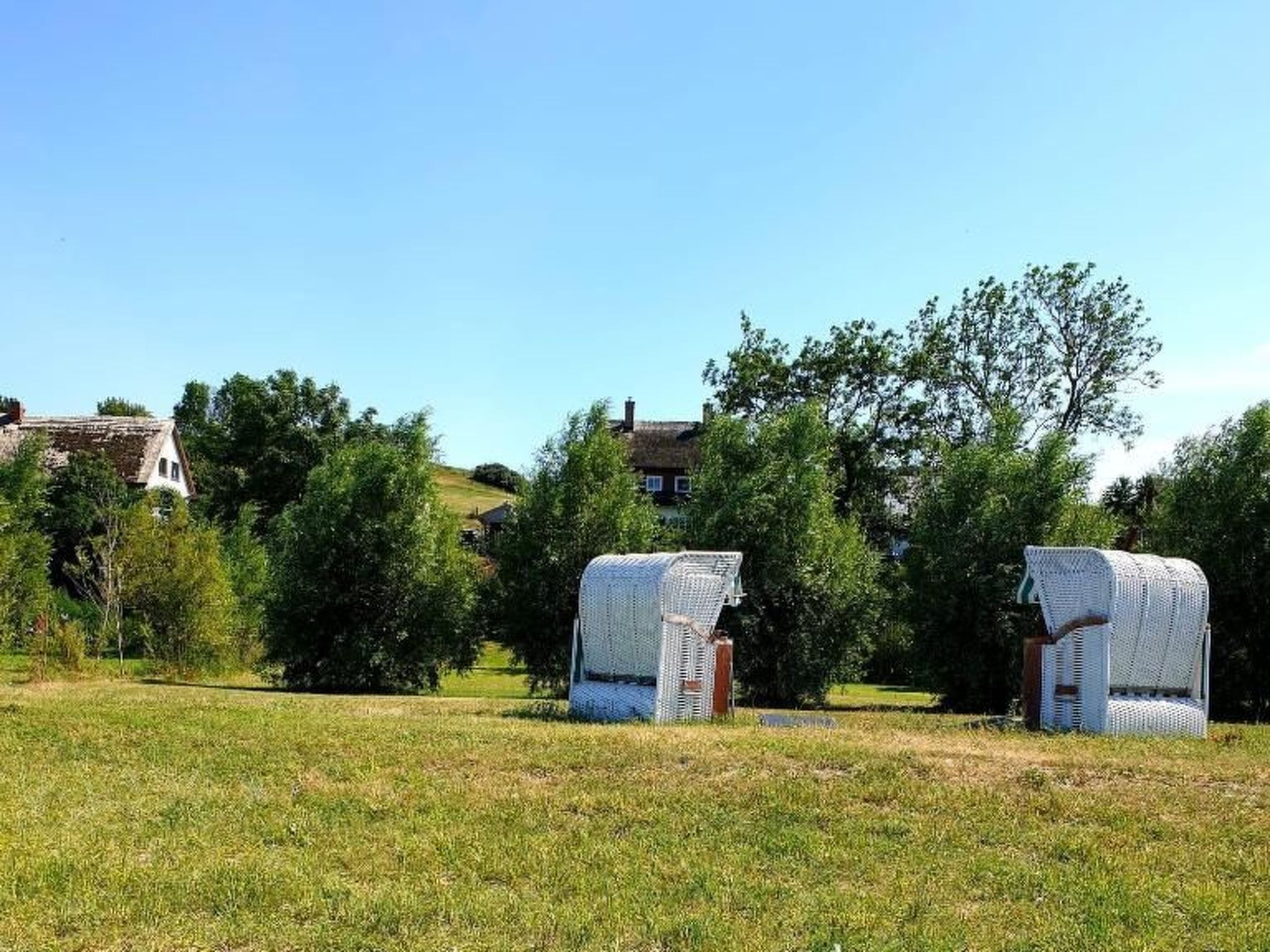 TRADITIONELLES REETDACHHAUS MIT SAUNA, KAMINOFEN UND PRIVATEM WASSERZUGANG-Image-tags.info