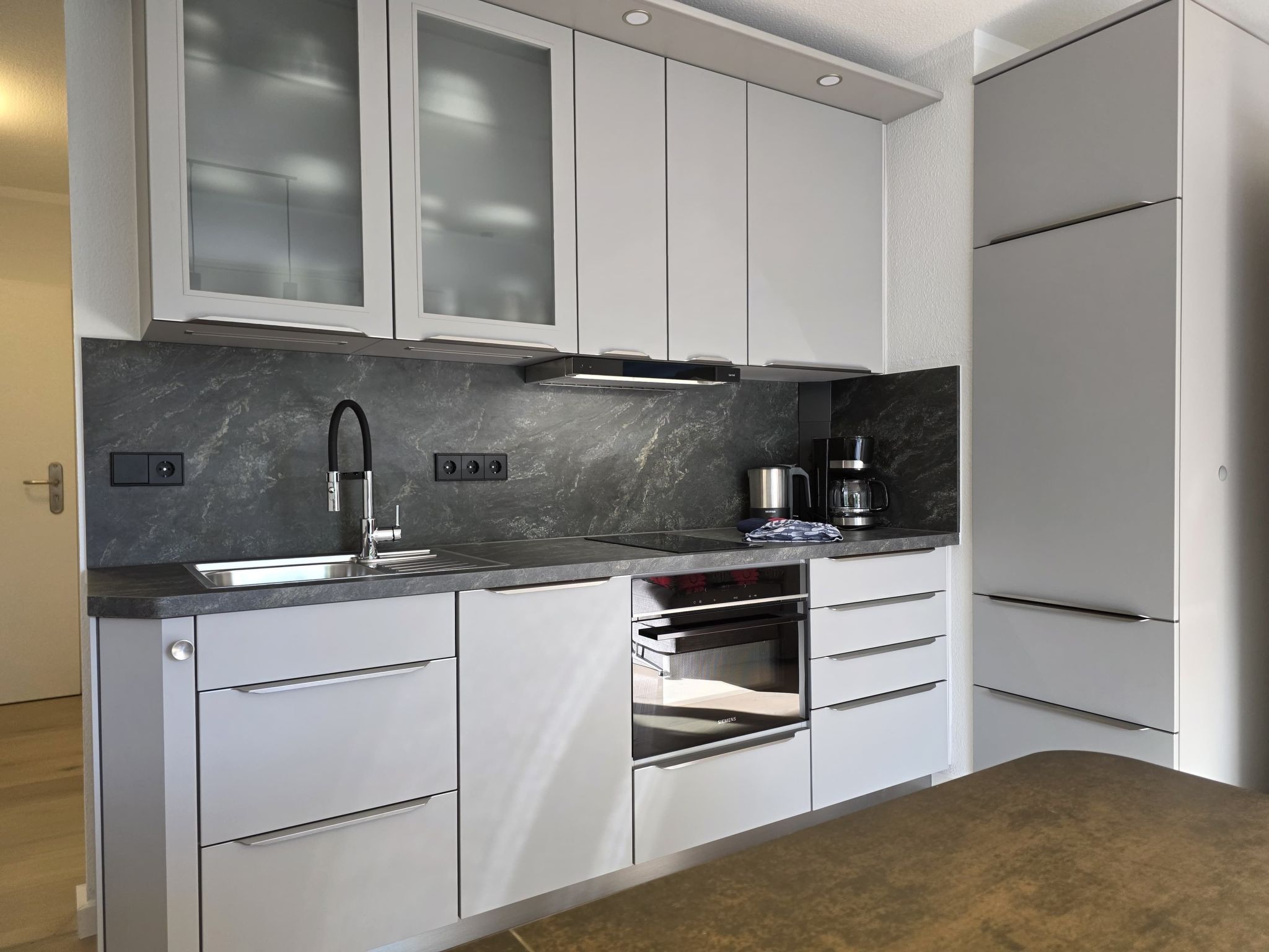 Mit Blick auf das Wasser-Inside