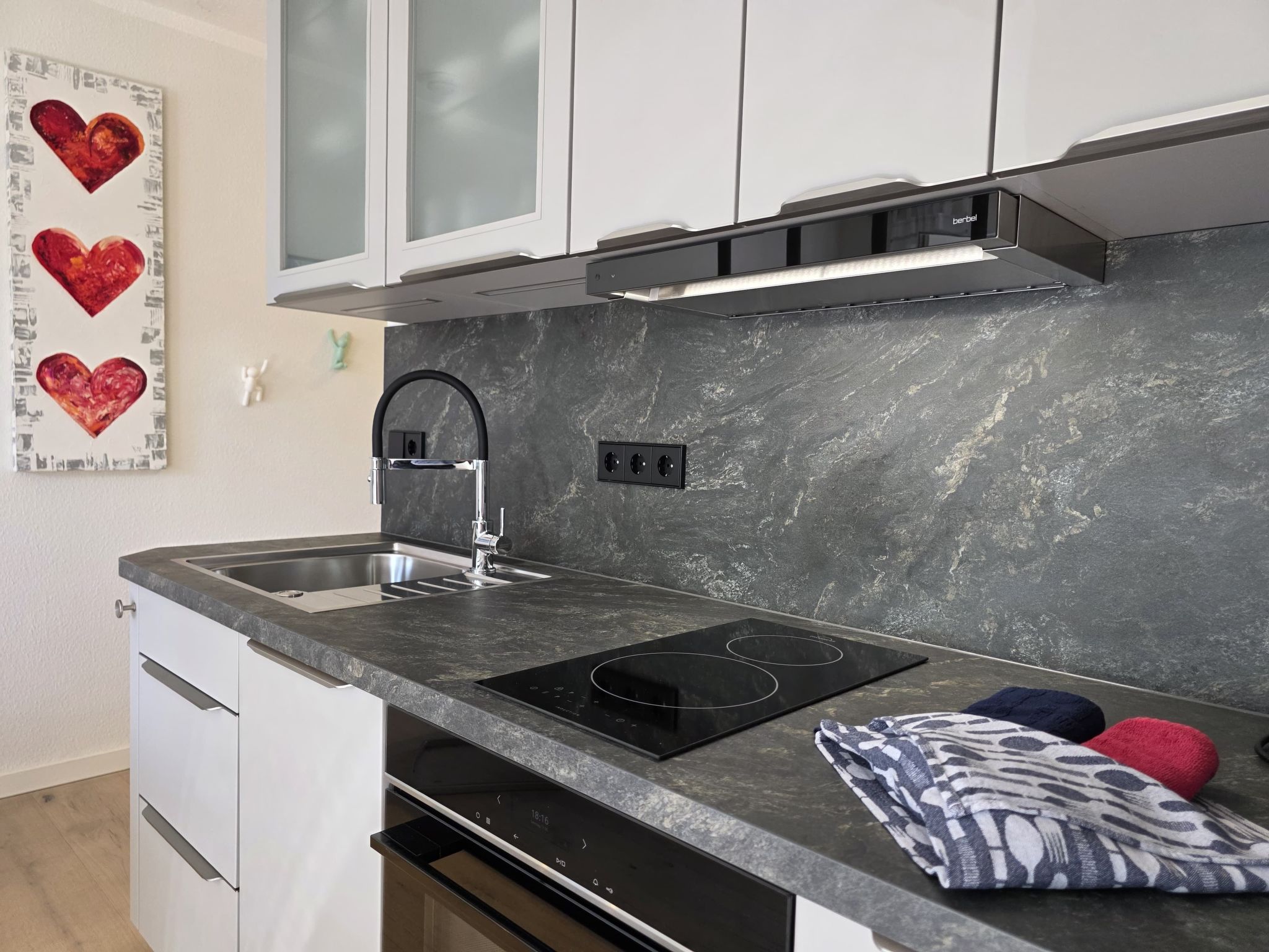 Mit Blick auf das Wasser-Inside