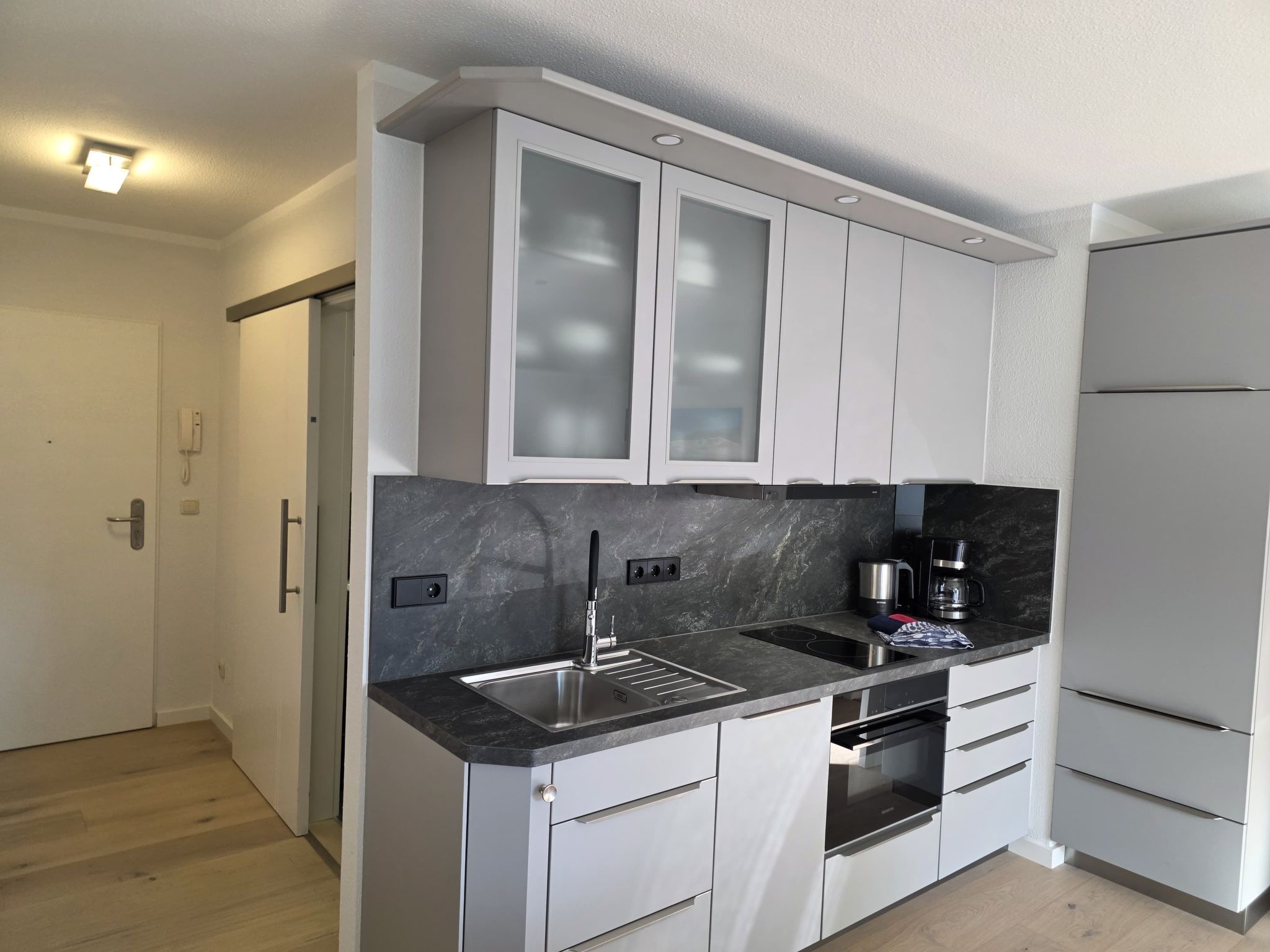 Mit Blick auf das Wasser-Inside