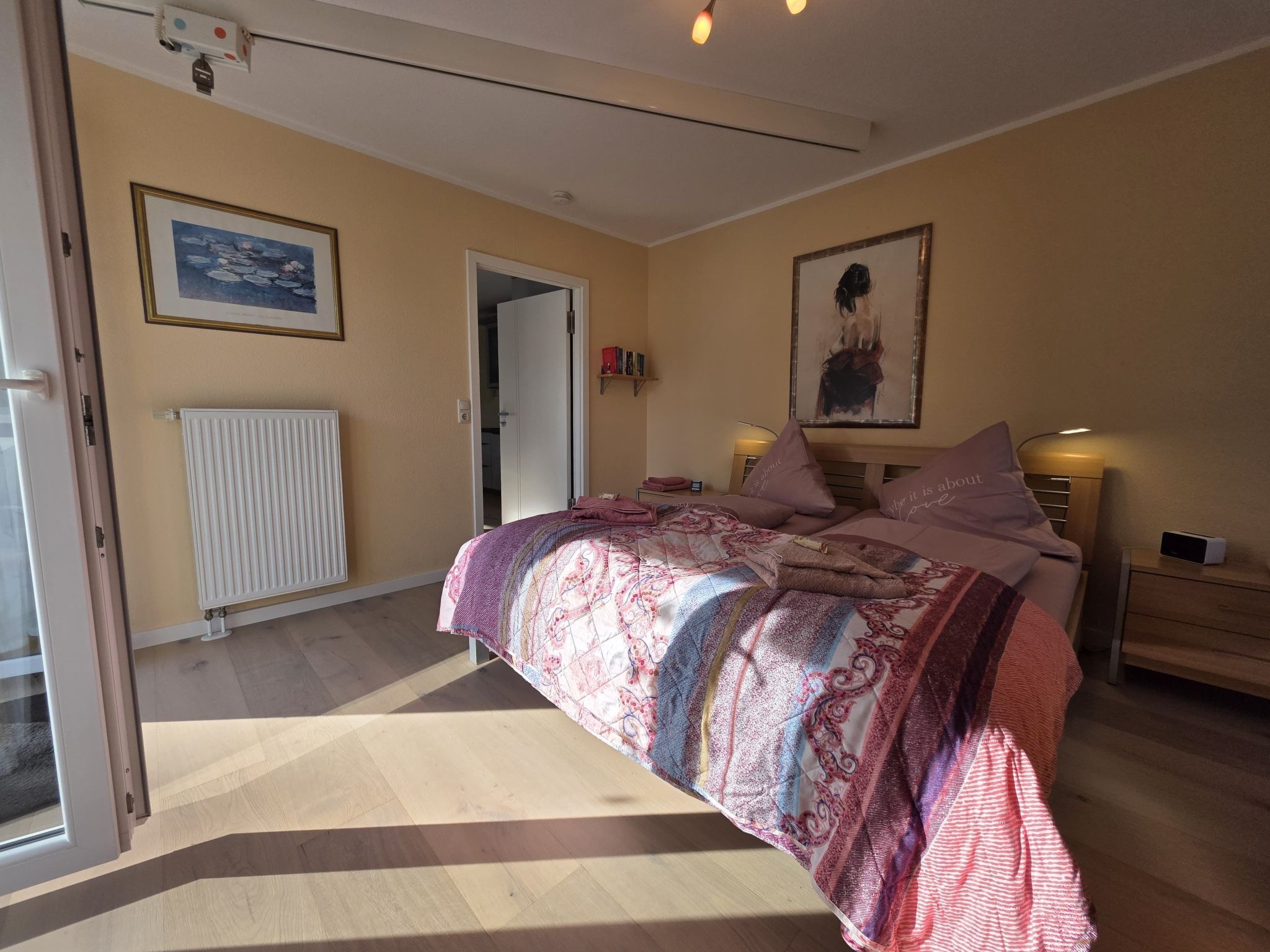 Mit Blick auf das Wasser-Inside