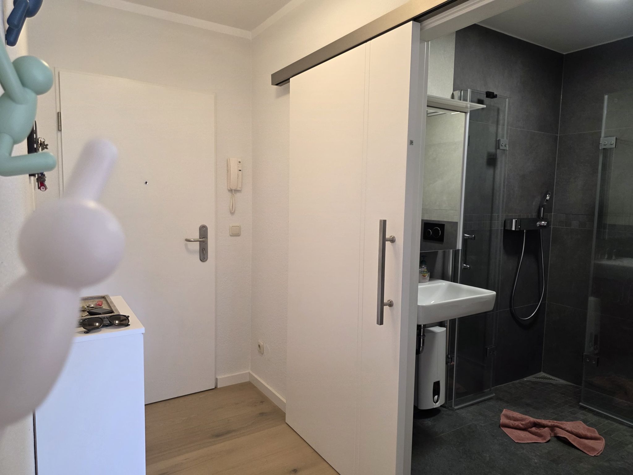 Mit Blick auf das Wasser-Inside