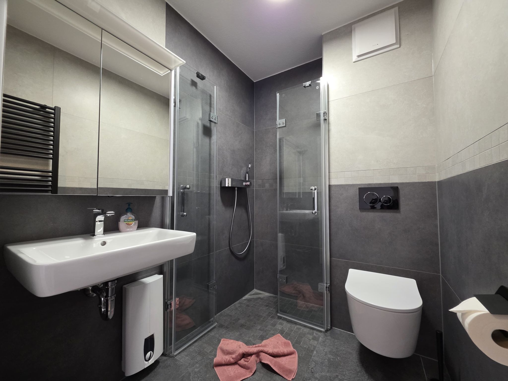 Mit Blick auf das Wasser-Inside