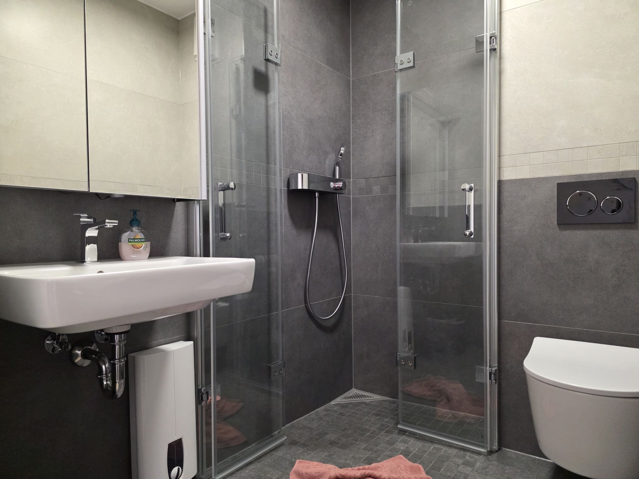 Mit Blick auf das Wasser-Inside