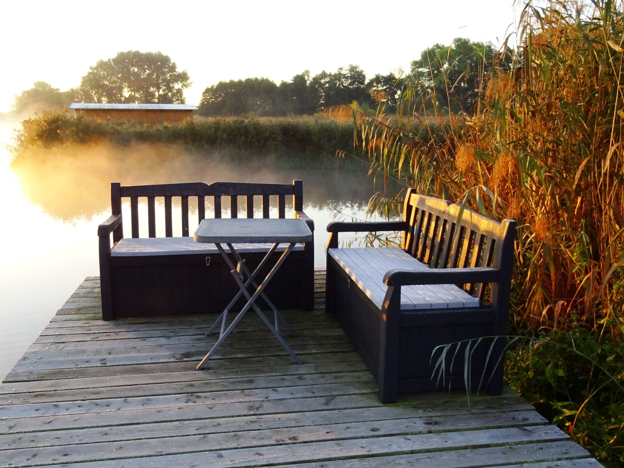 Gemütliches Dachgeschoss-Apartement mit Seeblick und großem Garten am Wasser
