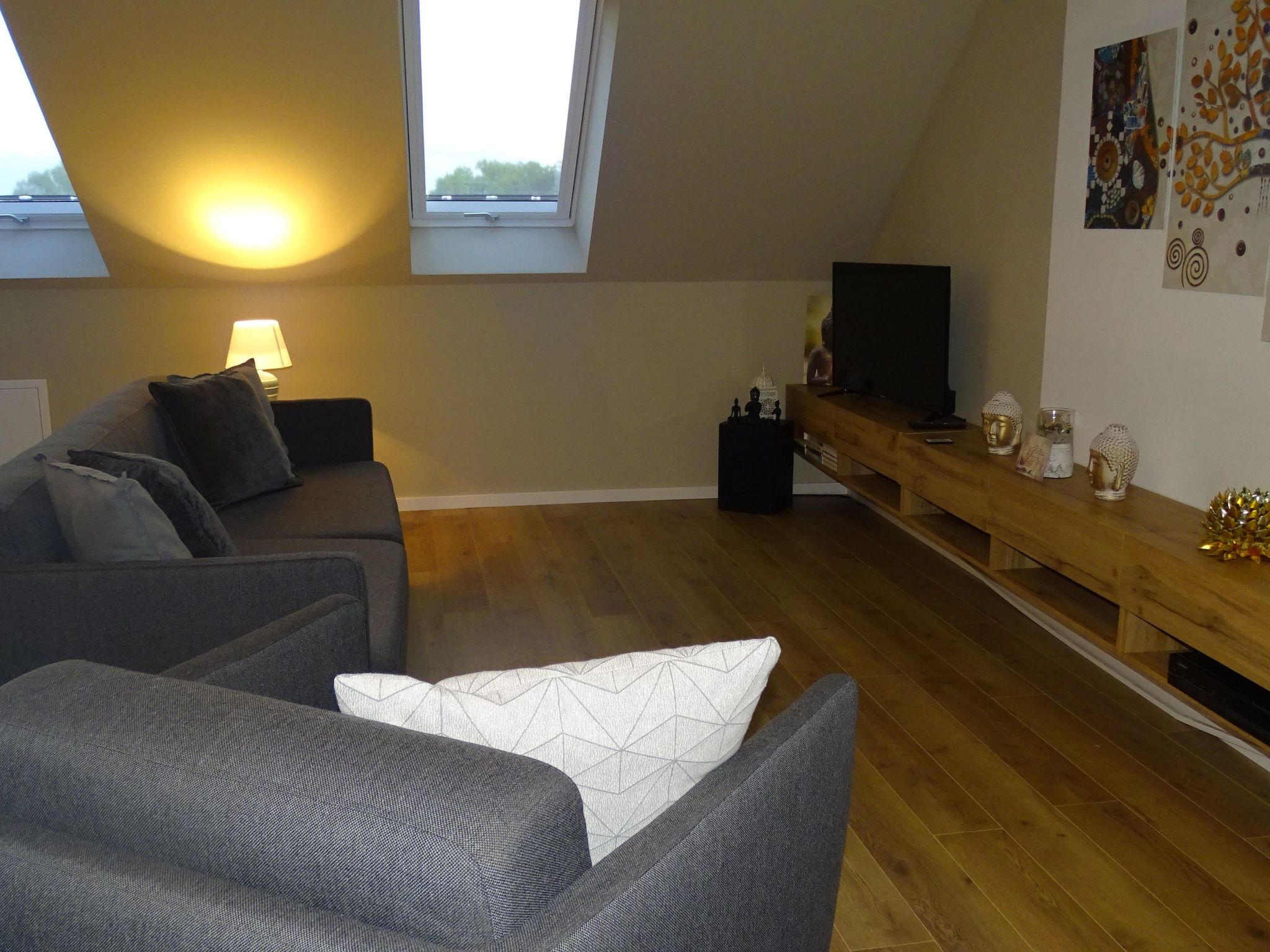 Gemütliches Dachgeschoss-Apartement mit Seeblick und großem Garten am Wasser-Drinnen