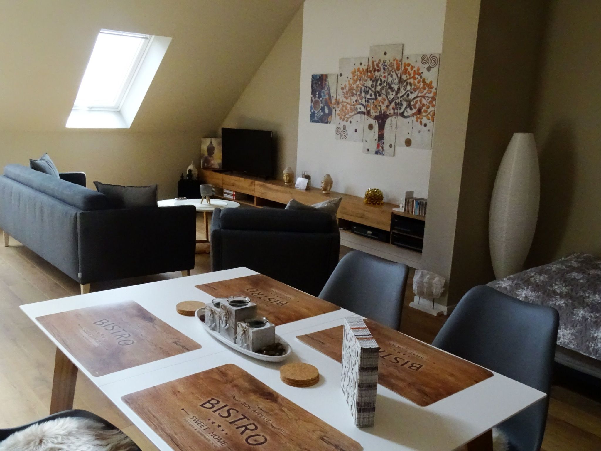 Gemütliches Dachgeschoss-Apartement mit Seeblick und großem Garten am Wasser-Drinnen