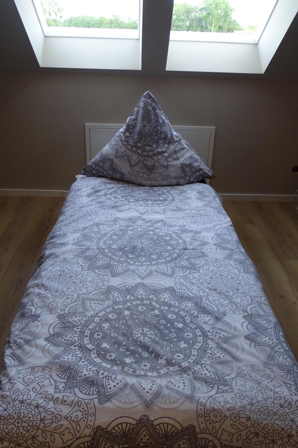 Gemütliches Dachgeschoss-Apartement mit Seeblick und großem Garten am Wasser-Drinnen