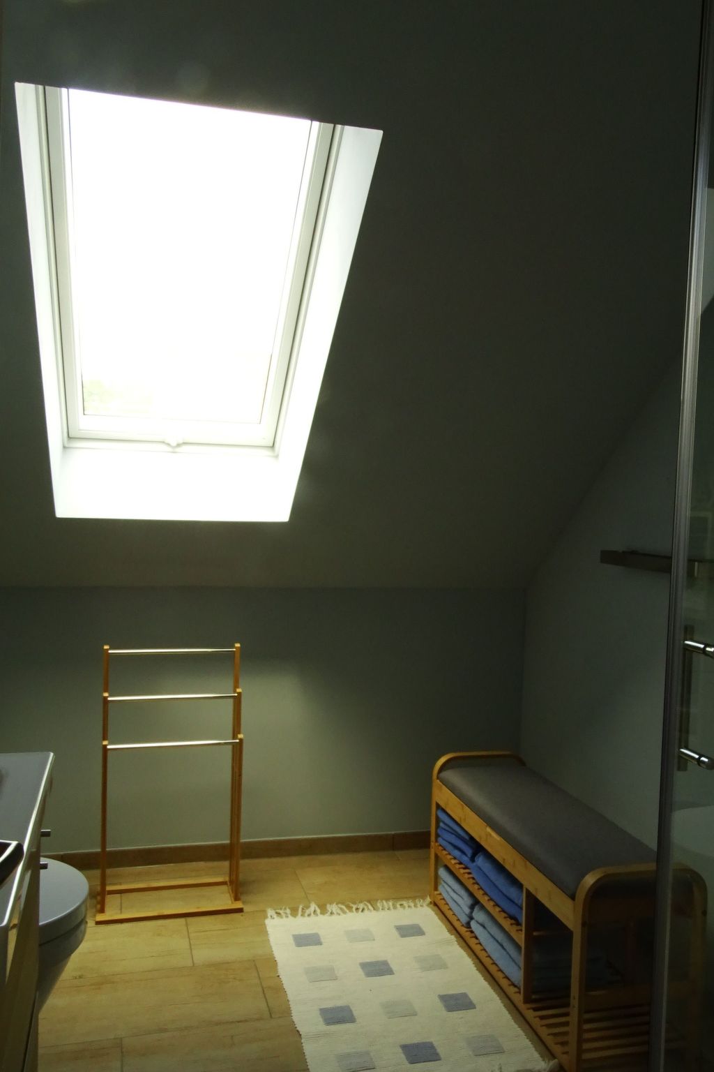 Gemütliches Dachgeschoss-Apartement mit Seeblick und großem Garten am Wasser-Drinnen