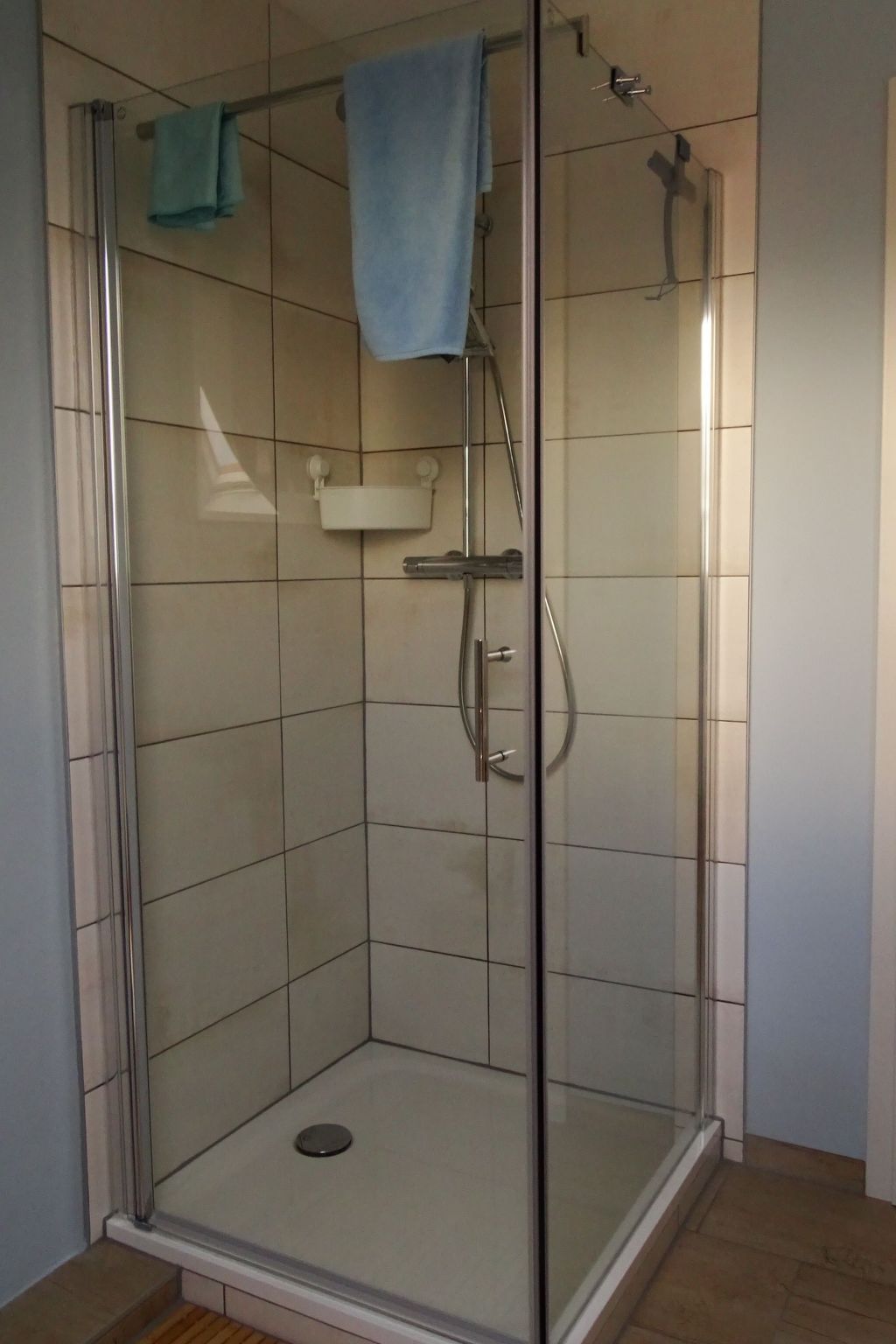 Gemütliches Dachgeschoss-Apartement mit Seeblick und großem Garten am Wasser-Drinnen