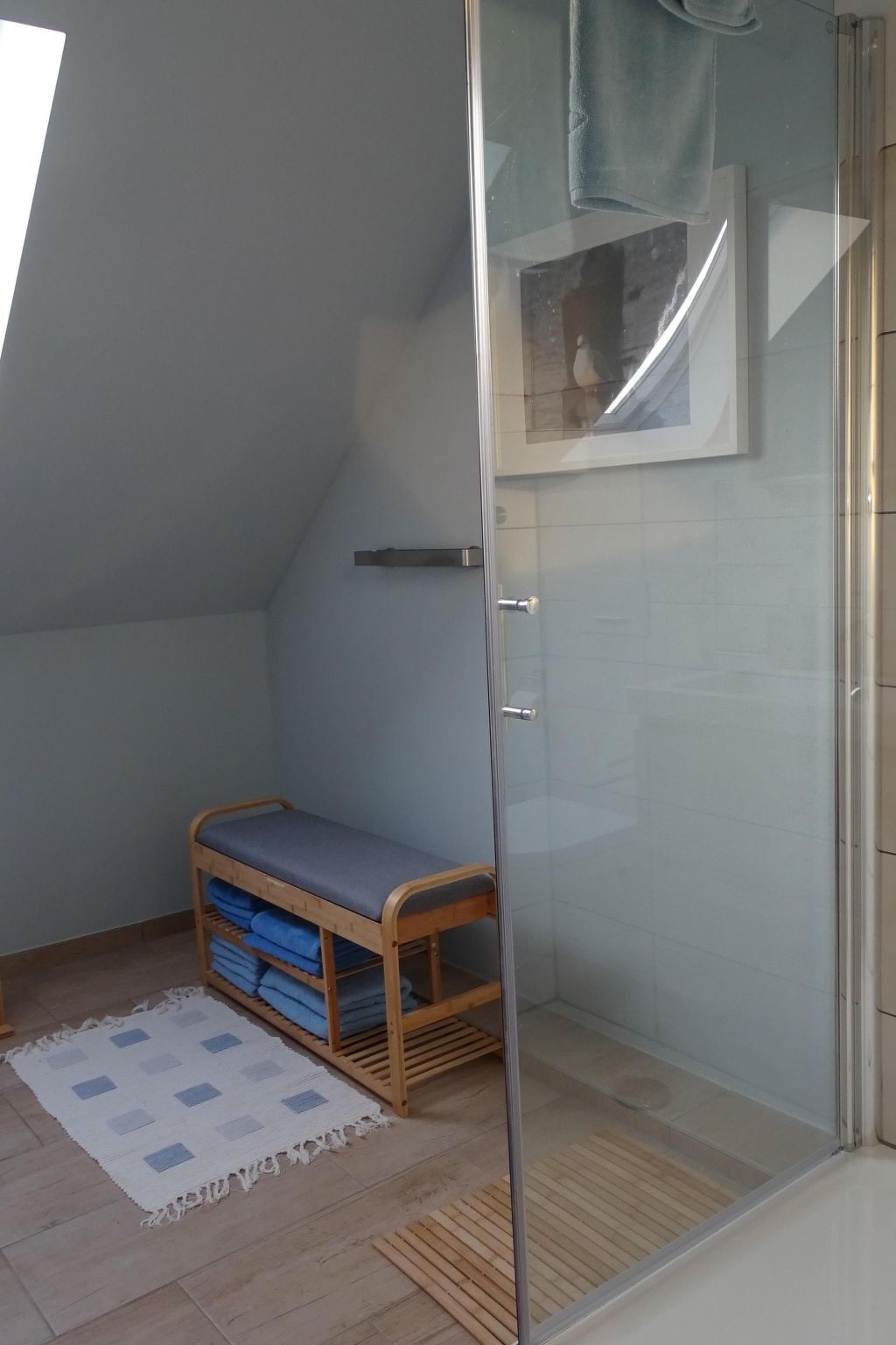 Gemütliches Dachgeschoss-Apartement mit Seeblick und großem Garten am Wasser-Drinnen