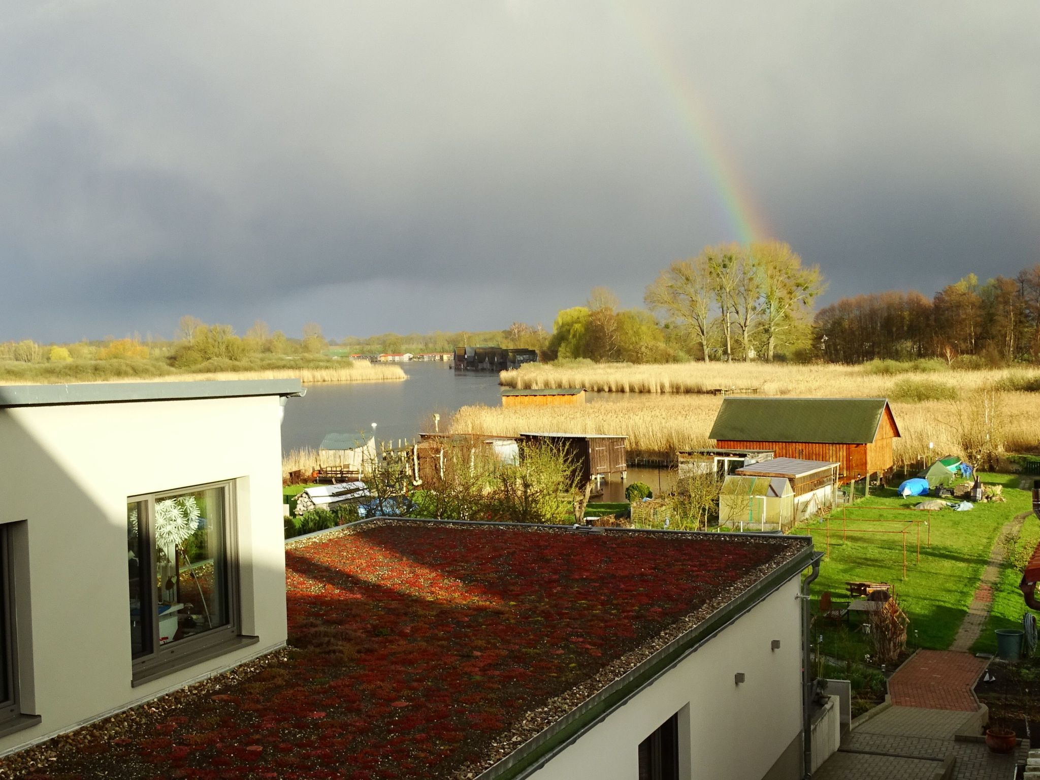 Gemütliches Dachgeschoss-Apartement mit Seeblick und großem Garten am Wasser-Drinnen