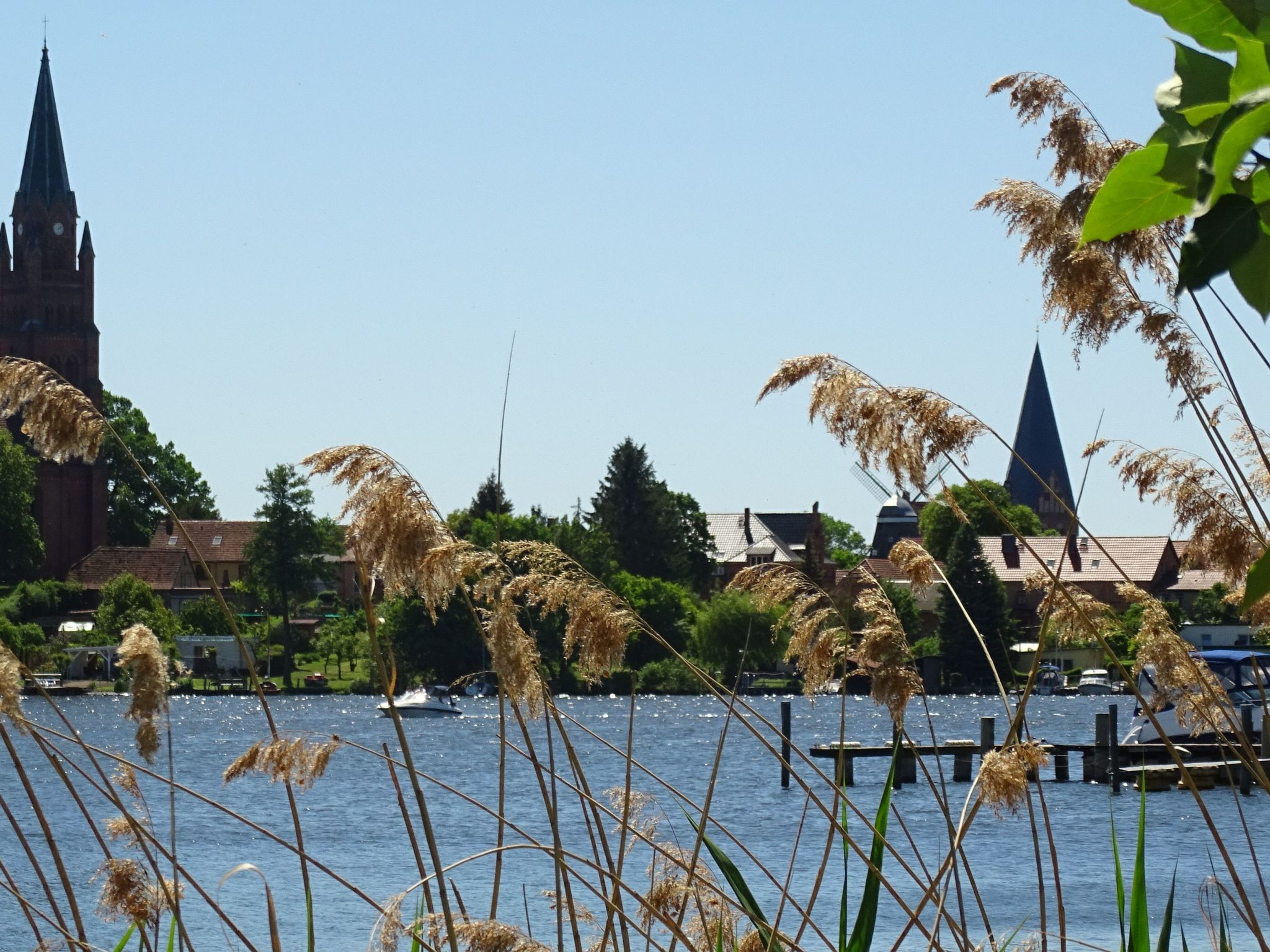 Gemütliches Dachgeschoss-Apartement mit Seeblick und großem Garten am Wasser-Drinnen