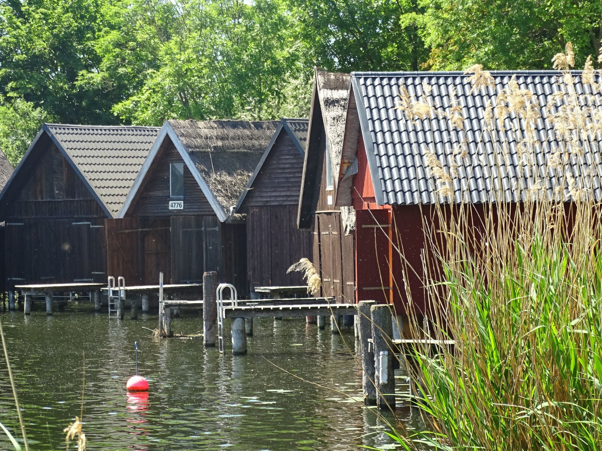 Gemütliches Dachgeschoss-Apartement mit Seeblick und großem Garten am Wasser-Drinnen