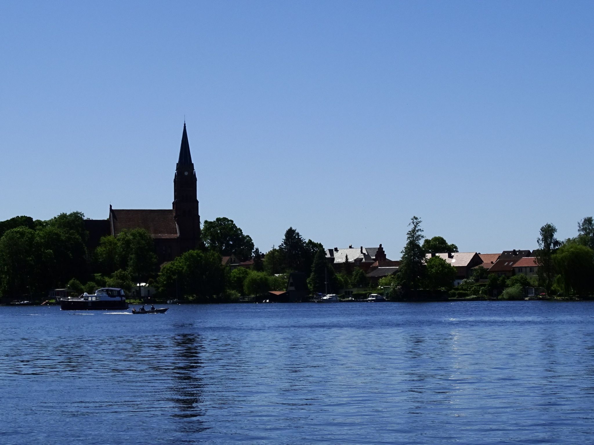 Gemütliches Dachgeschoss-Apartement mit Seeblick und großem Garten am Wasser-Drinnen