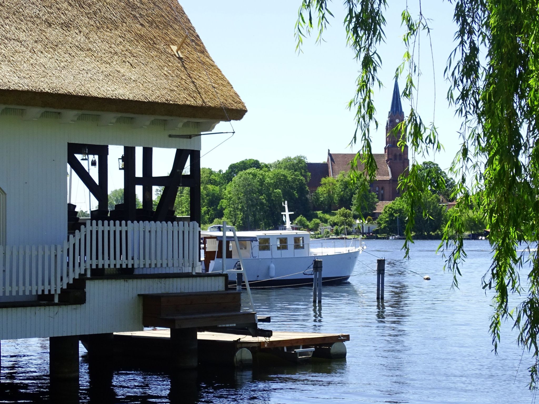 Gemütliches Dachgeschoss-Apartement mit Seeblick und großem Garten am Wasser-Drinnen