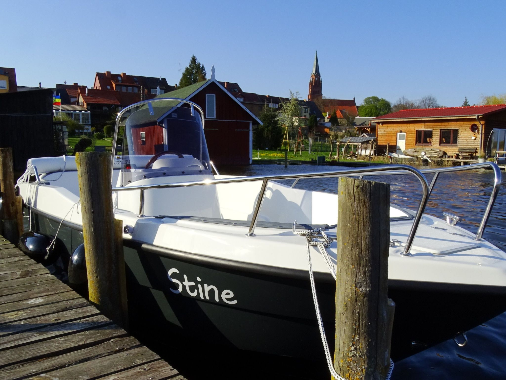Gemütliches Dachgeschoss-Apartement mit Seeblick und großem Garten am Wasser-Drinnen
