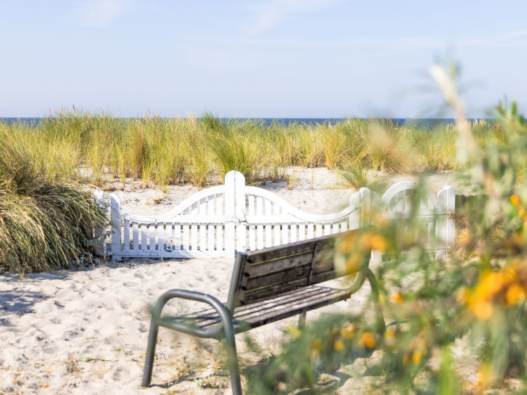 "Strandhaus", villa 6-kamers 200 m2, op de begane grond. Ruim en licht, zeer modern en stijlvol ingericht: woon-/eetkamer met Sat-TV (Flatscreen TV). Uitgang naar het terras. 1 kinderkamer met 1 x 2 s..