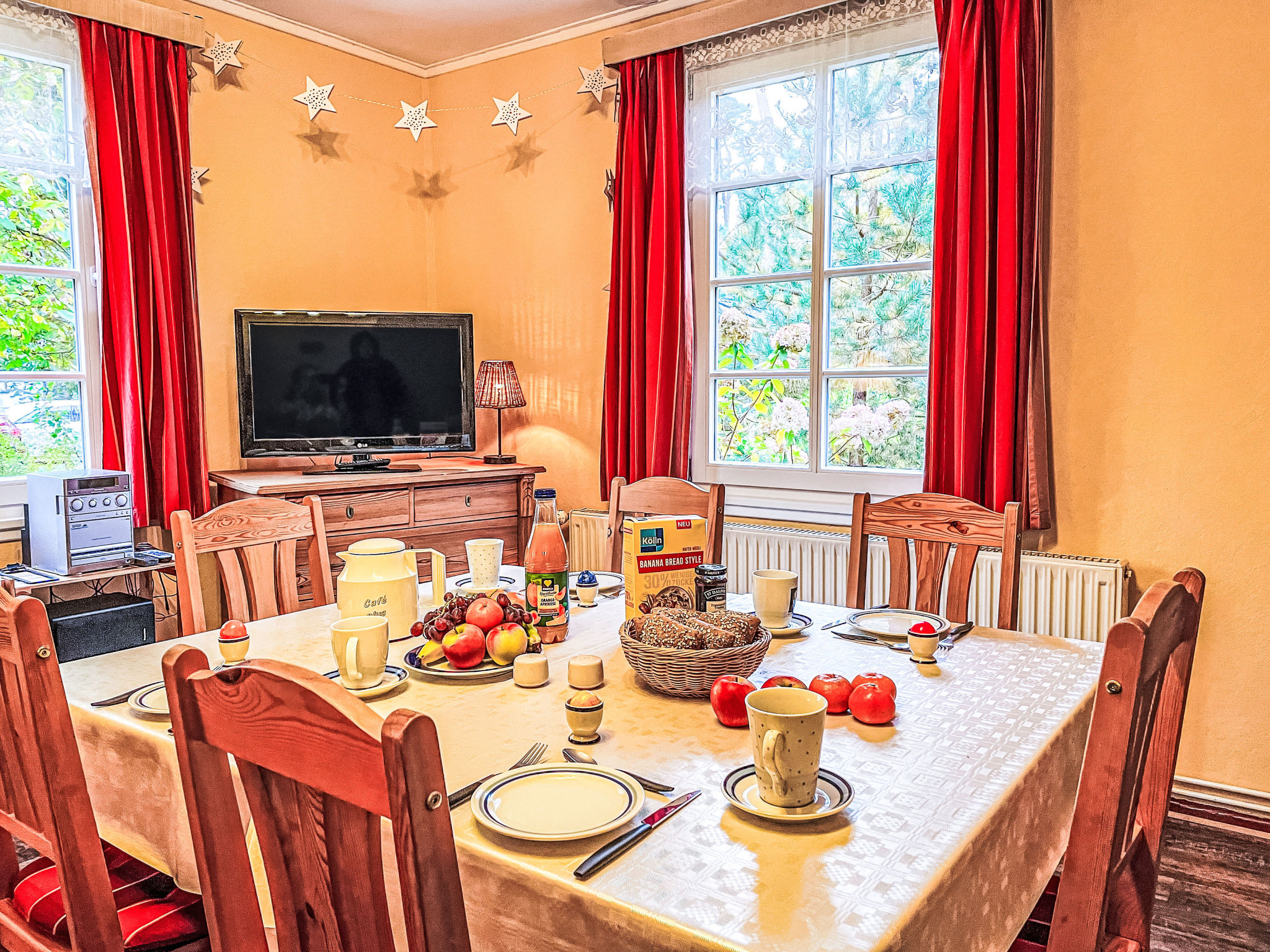 Bungalow 4-kamers 93 m2, op de begane grond. Ruim, gedeeltelijk gerenoveerd in 2024, doelmatig en gezellig ingericht: groot woon-/eetkamer met eettafel en Sat-TV (Flatscreen TV). 1 kamer met 2 bedden ..